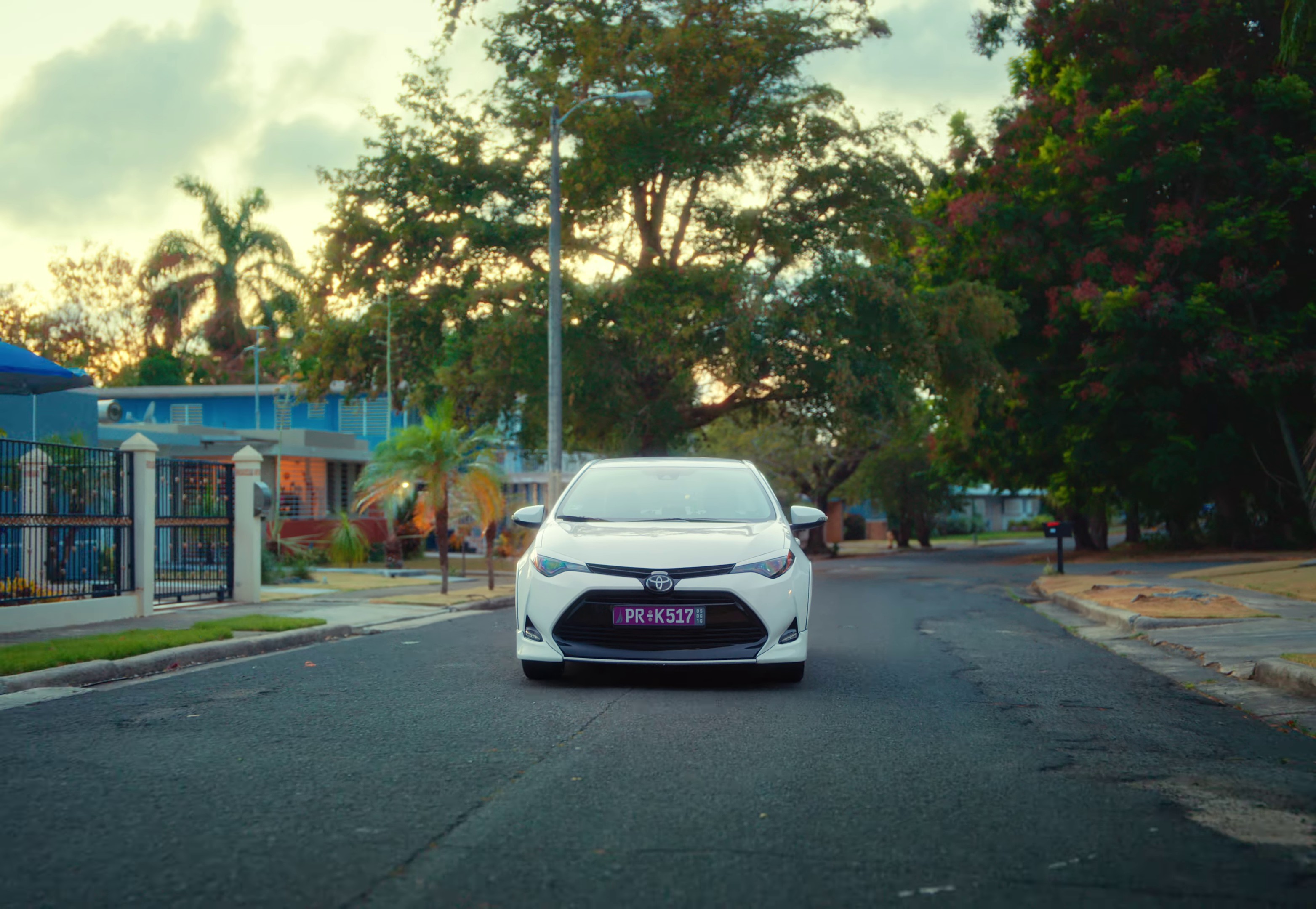 Me Porto Bonito (2022) —  shot,  lighting