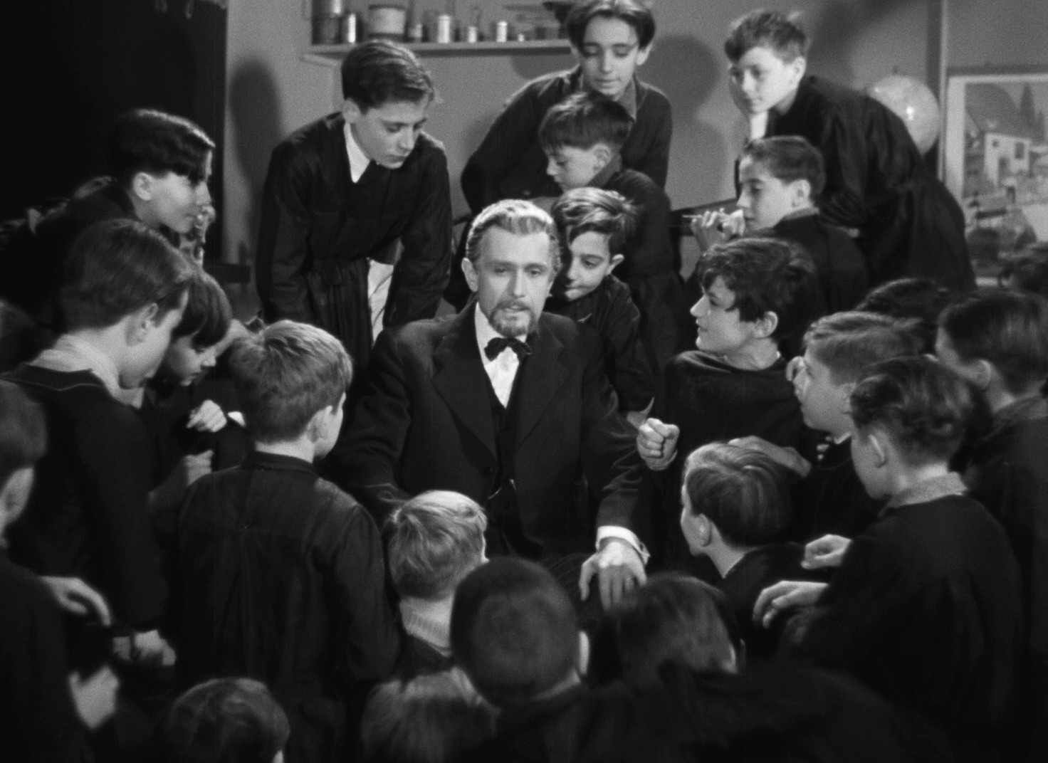 Immortal France (1943) —  shot,  lighting