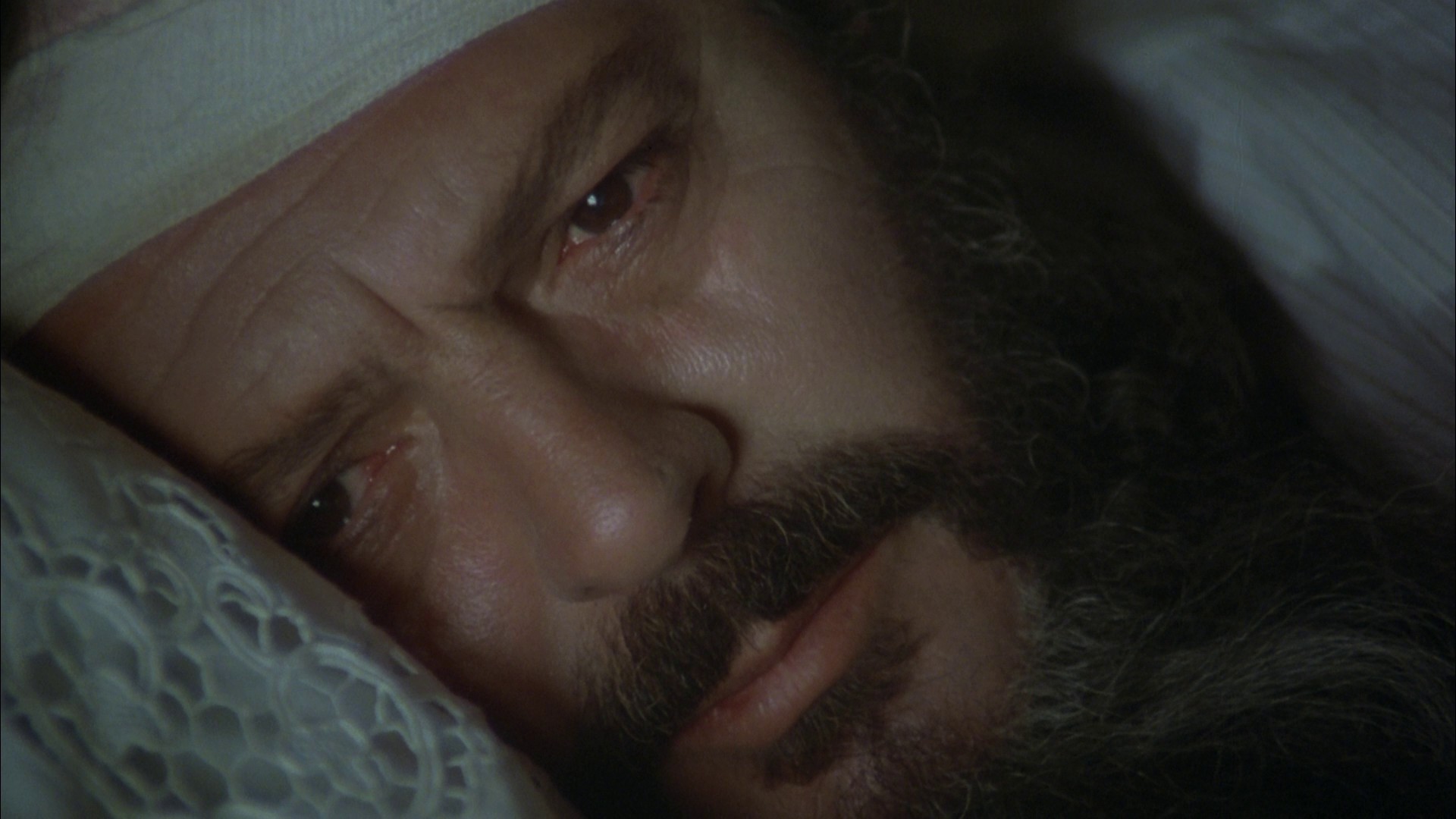 Fatto di sangue fra due uomini per causa di una vedova. Si sospettano moventi politici (1978) —  shot,  lighting