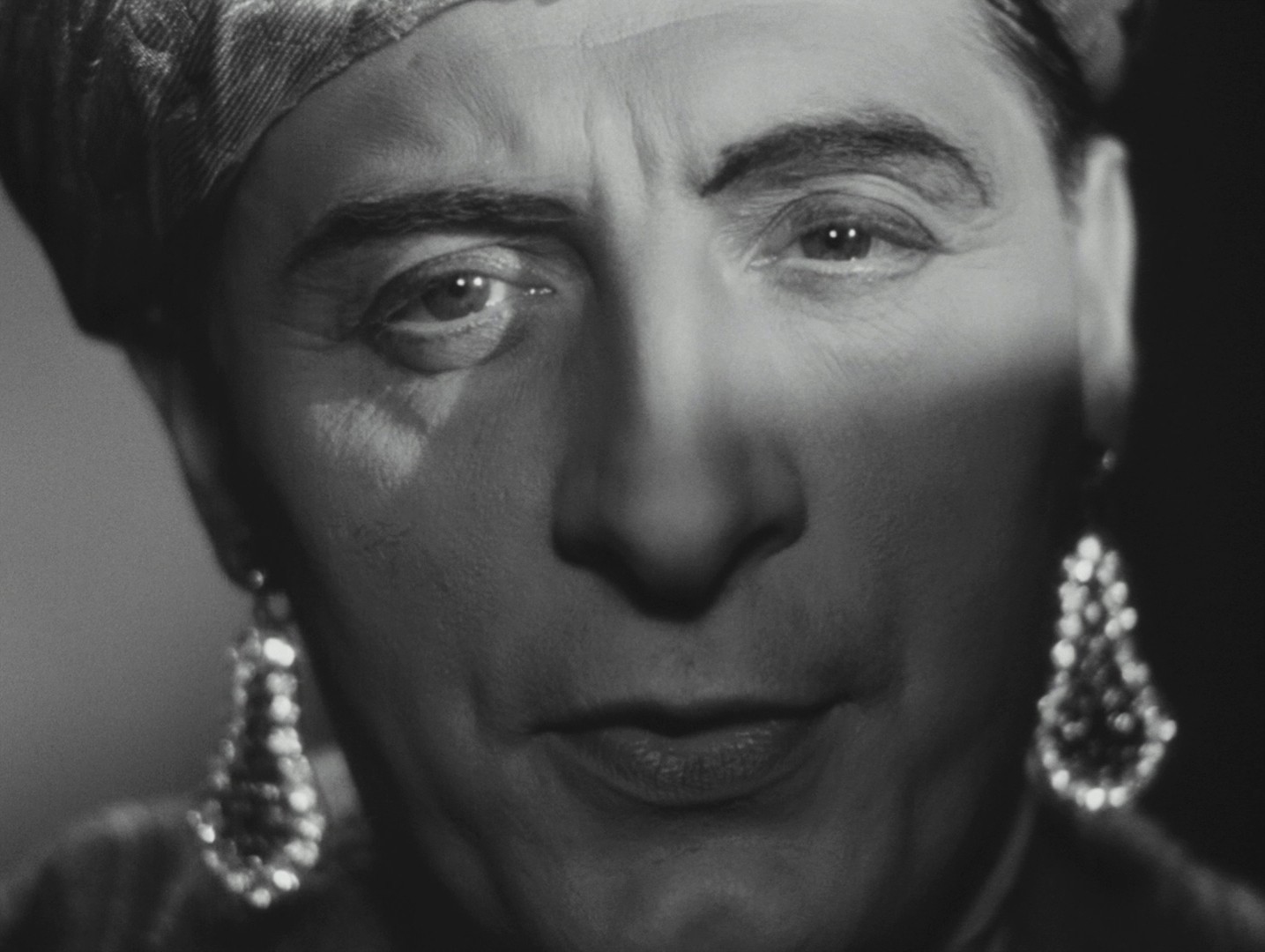 The Murderer Lives at Number 21 (1942) —  shot,  lighting