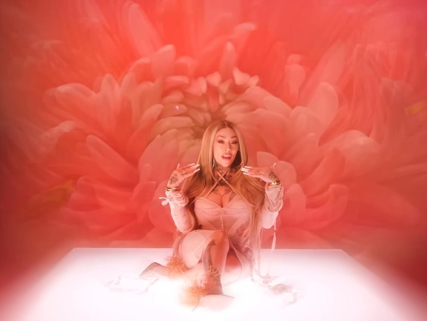 Weeds (2025) —  shot,  lighting