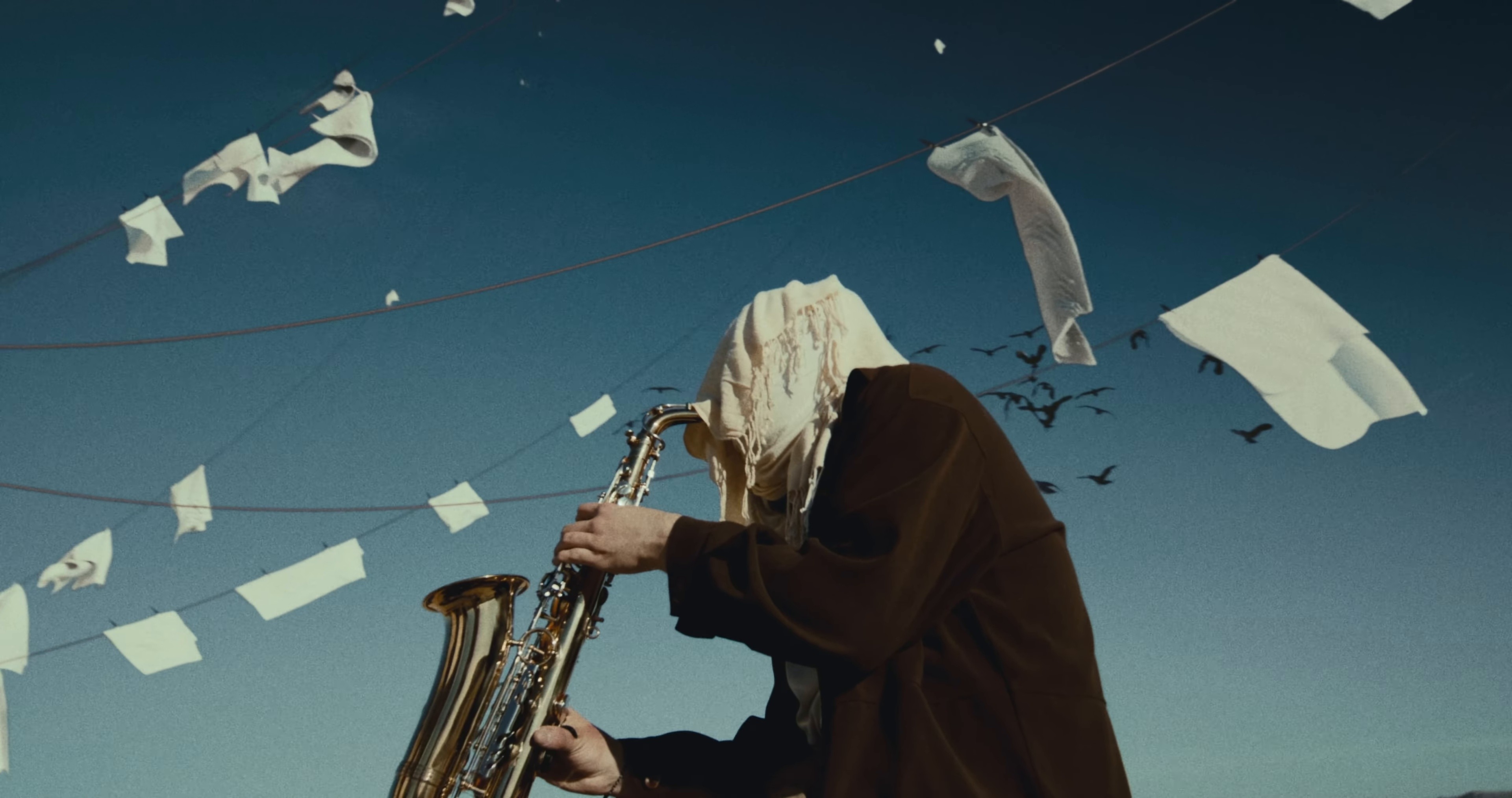 PLUS JAMAIS BLEU (2024) —  shot,  lighting