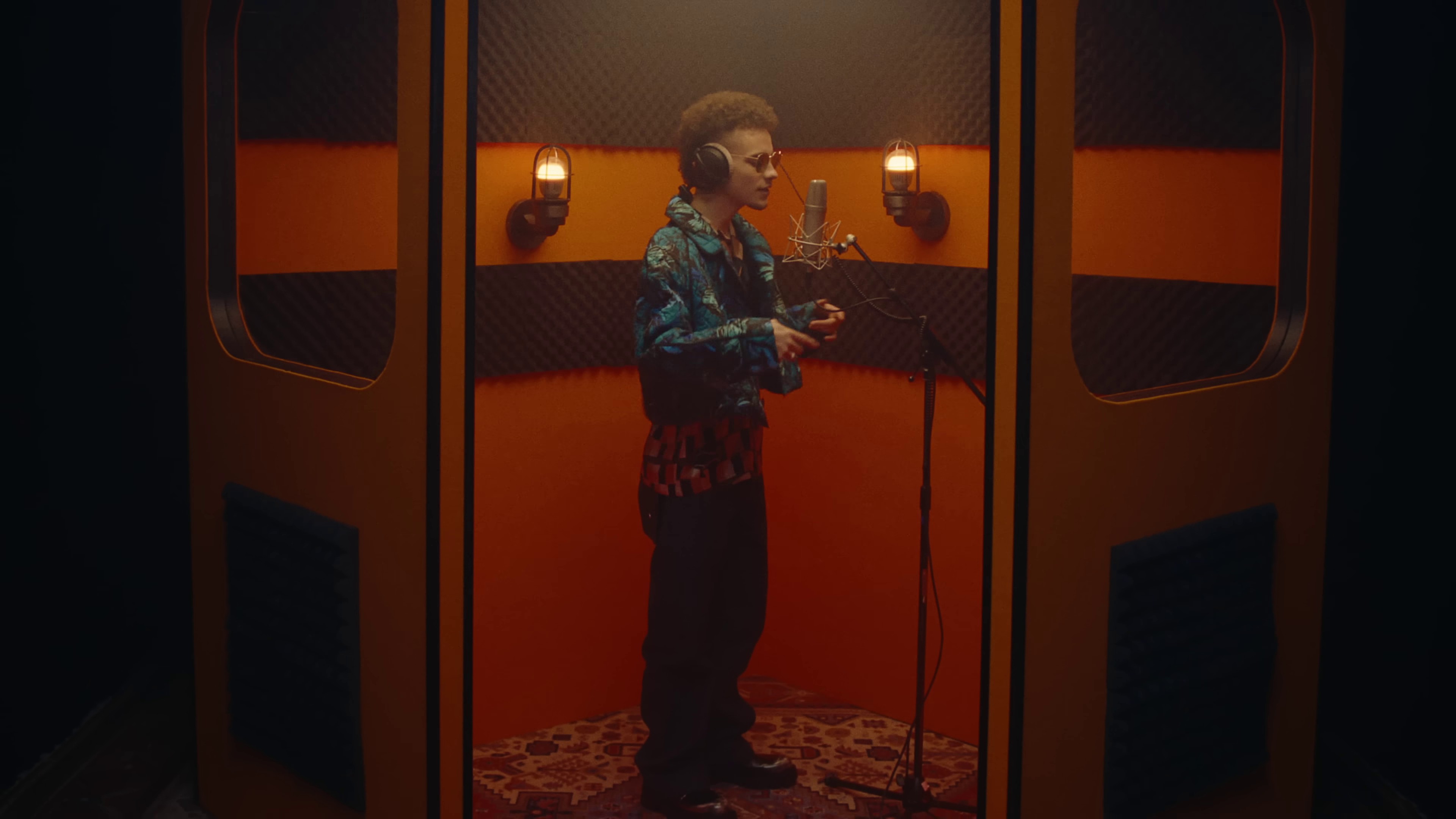 Entre Nous (2024) —  shot,  lighting