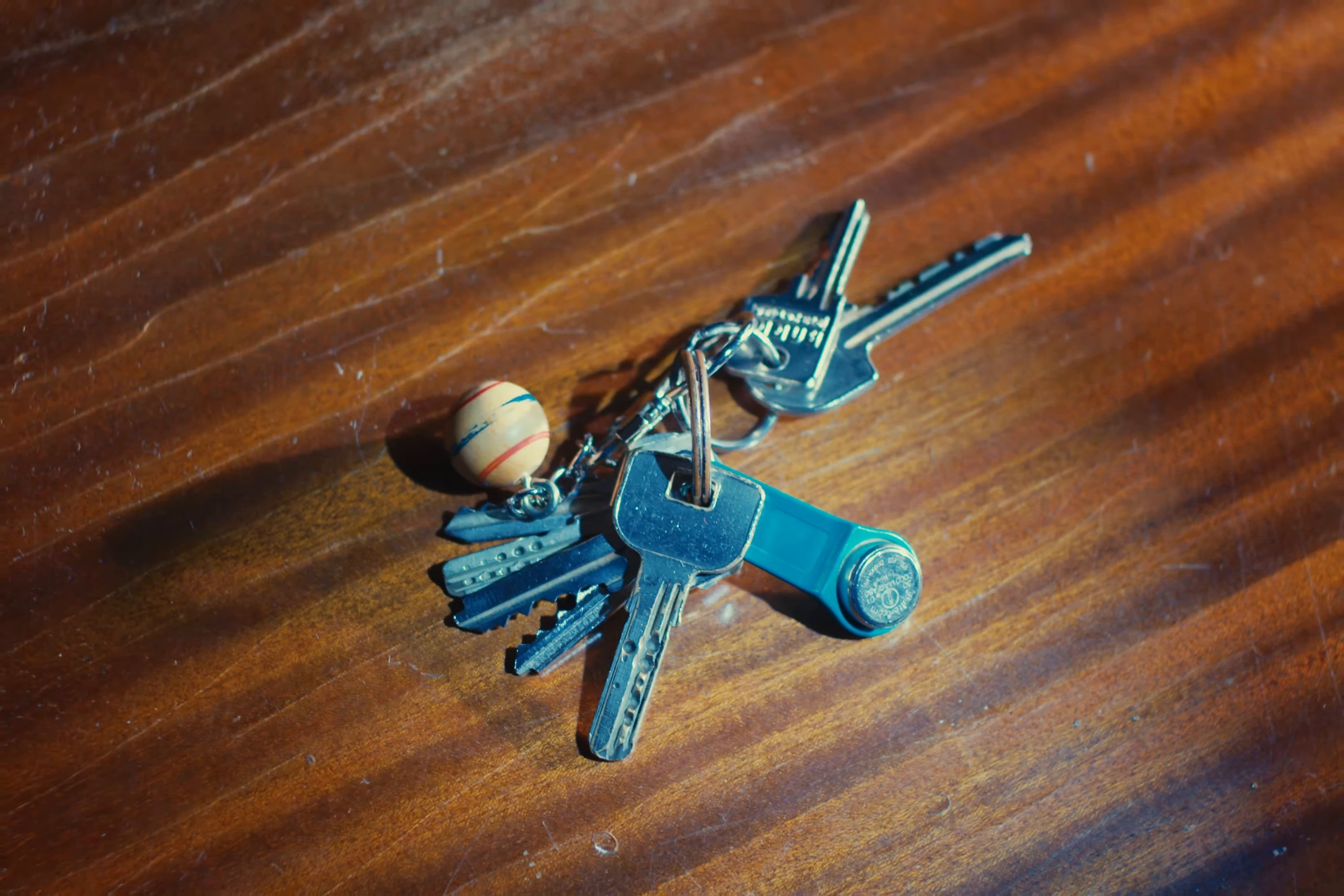 Mòbil, claus i cartera (2025) —  shot,  lighting