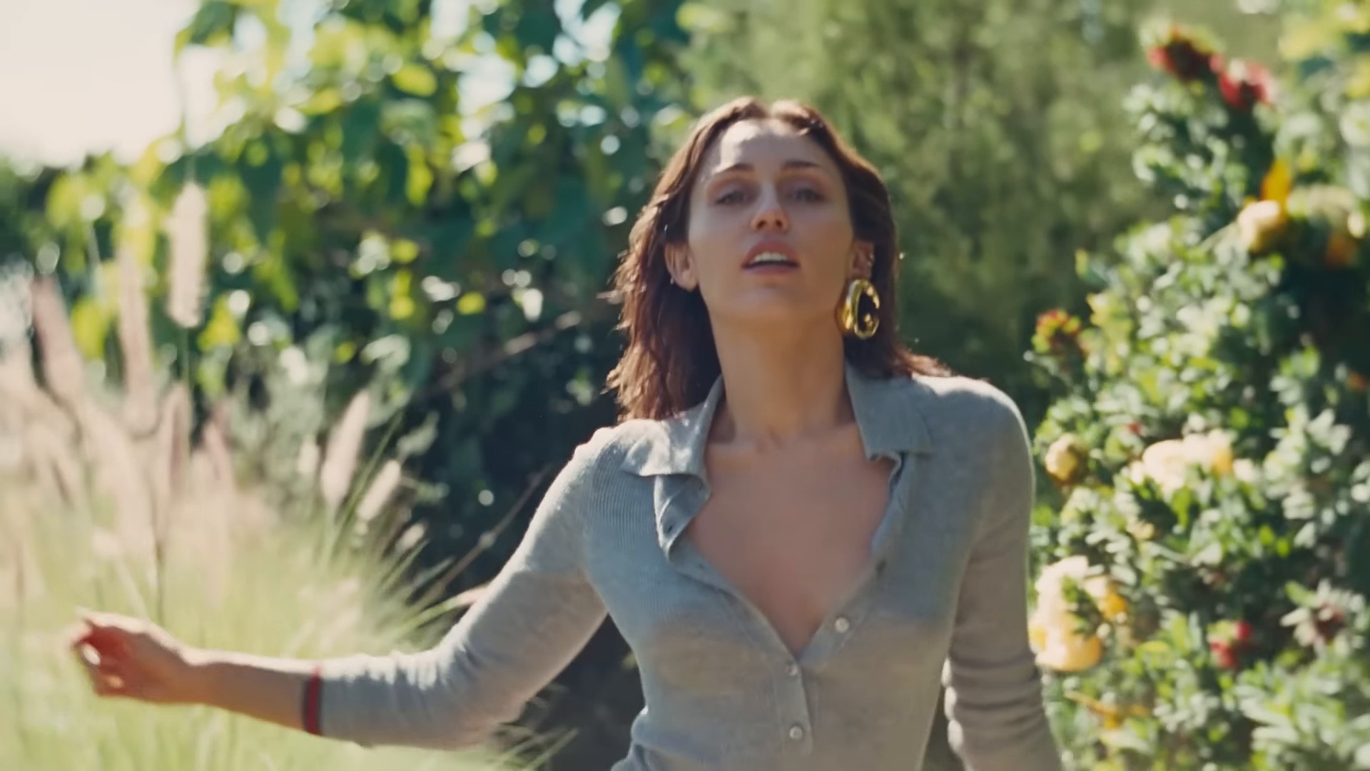 Miley Cyrus for Gucci Flora (2024) —  shot,  lighting