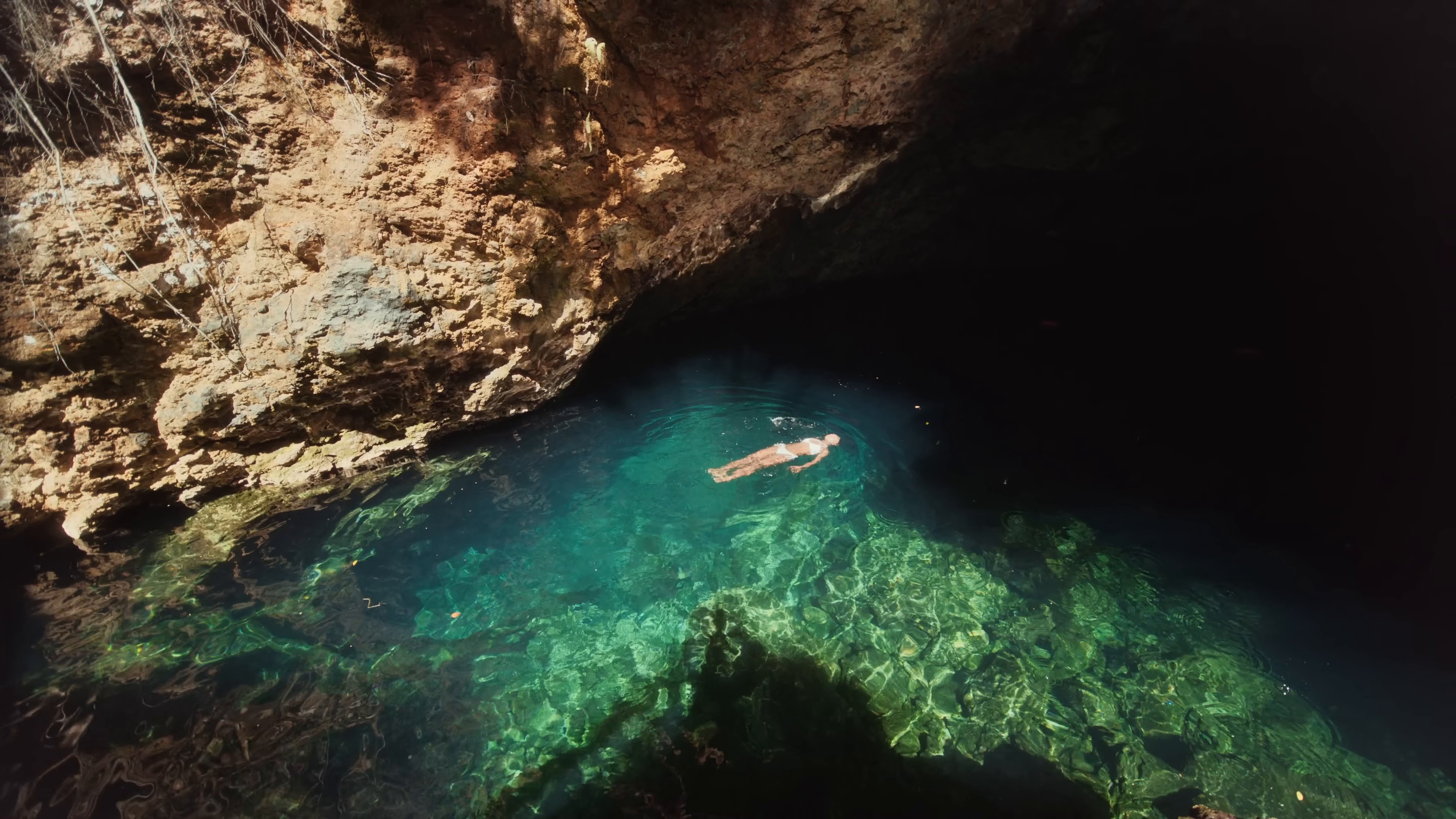 Frente al Mar (Ozuna Remix) (2024) —  shot,  lighting