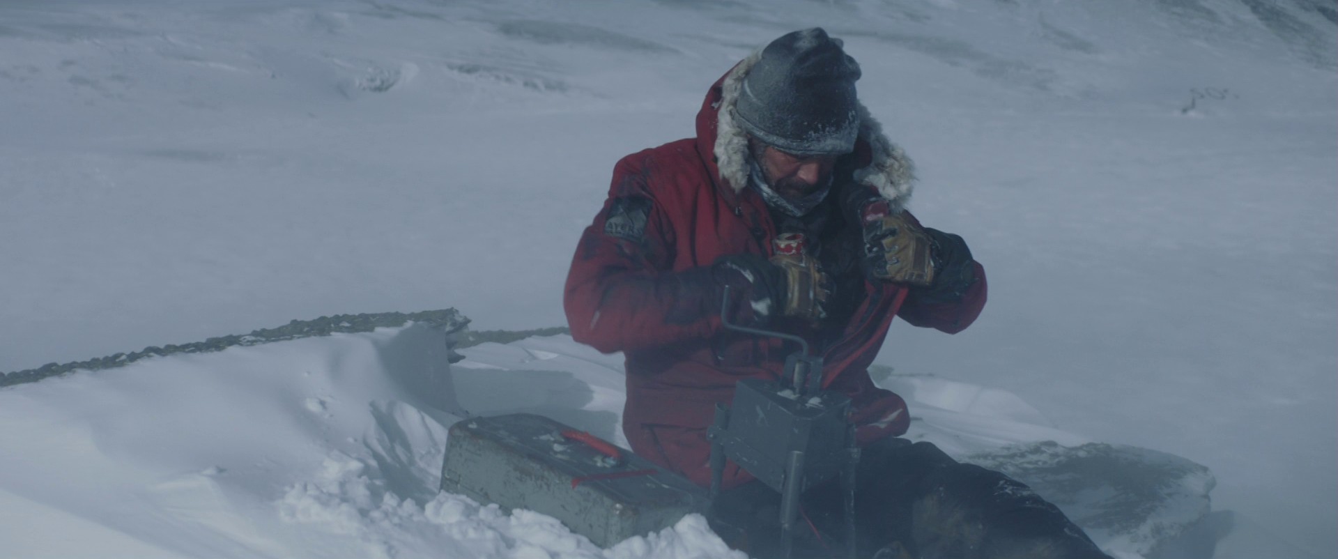  Arctic (2018) —  shot,  lighting