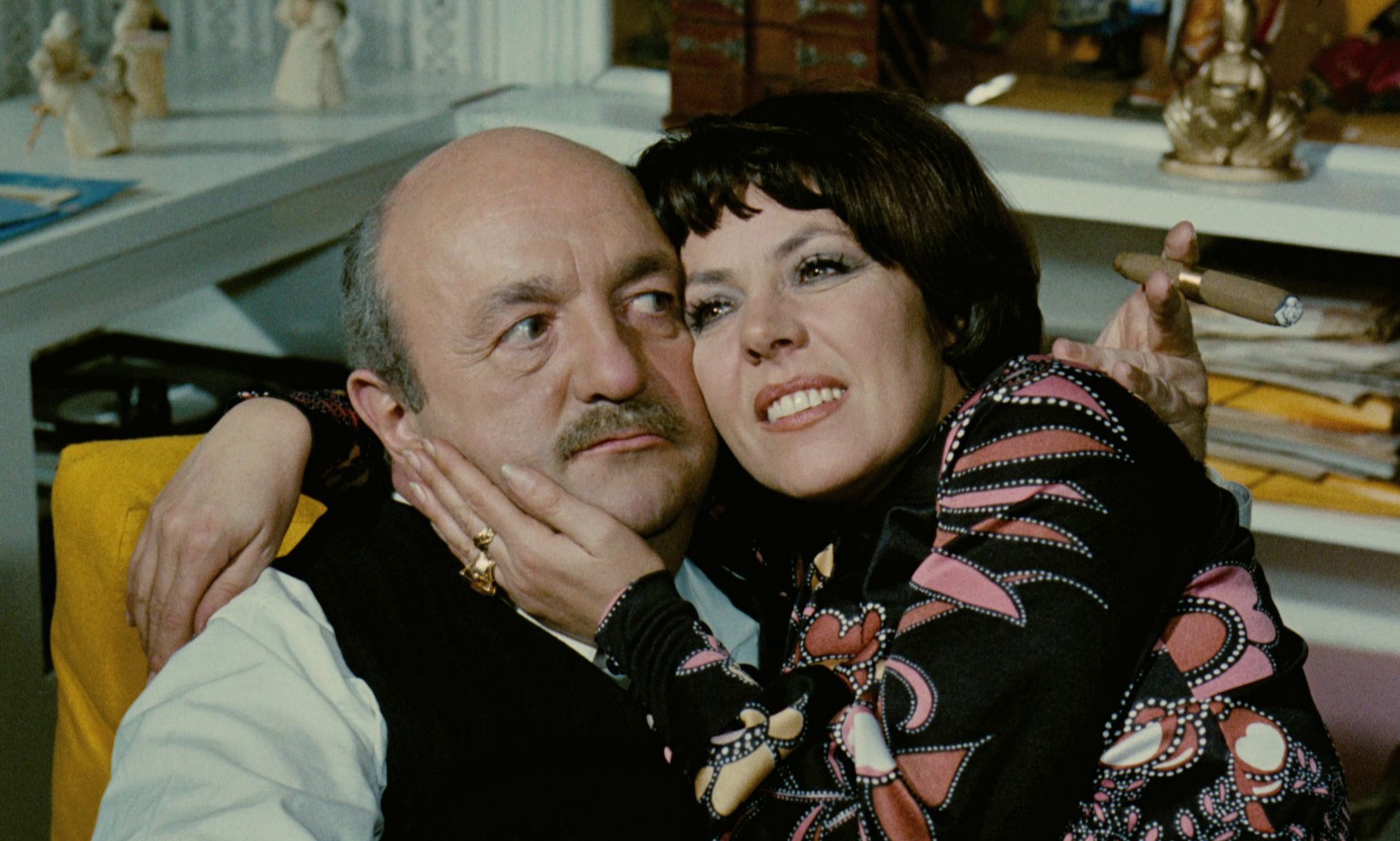 Elle boit pas, elle fume pas, elle drague pas, mais... elle cause! (1970) —  shot,  lighting