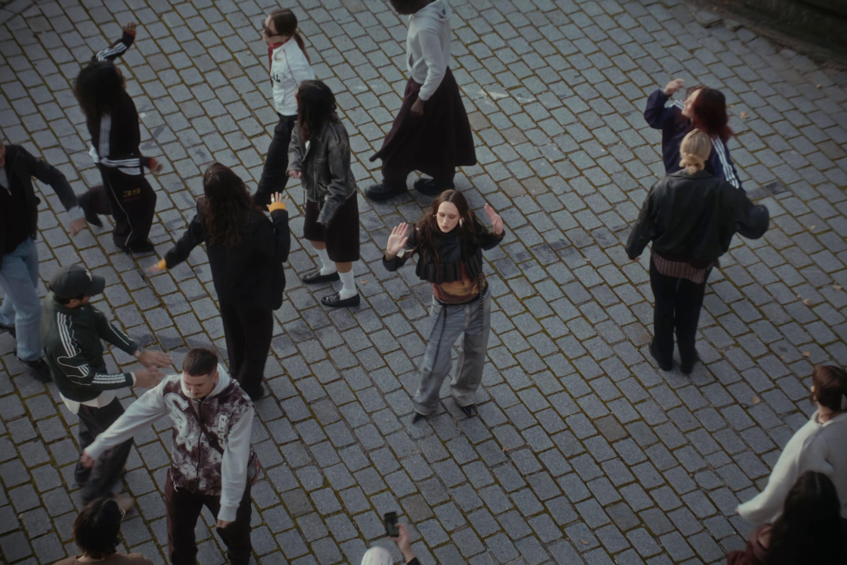 Uuu (2024) —  shot,  lighting