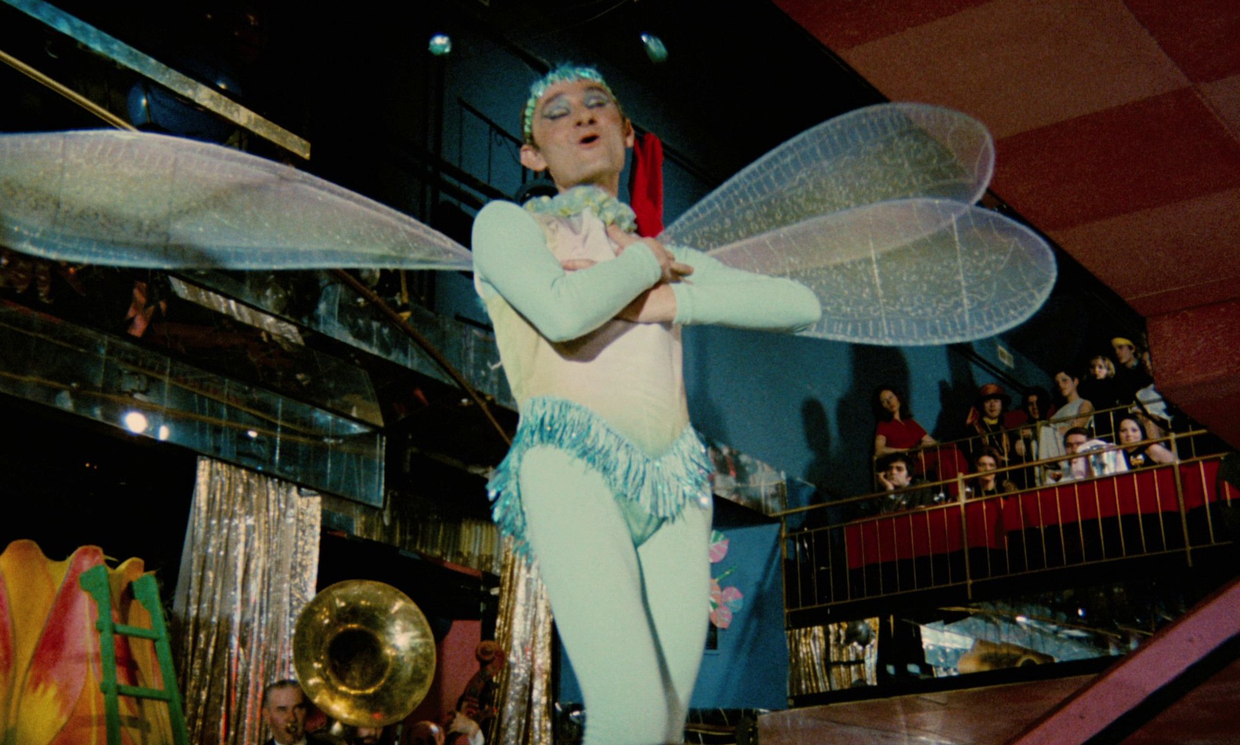 Elle boit pas, elle fume pas, elle drague pas, mais... elle cause! (1970) —  shot,  lighting