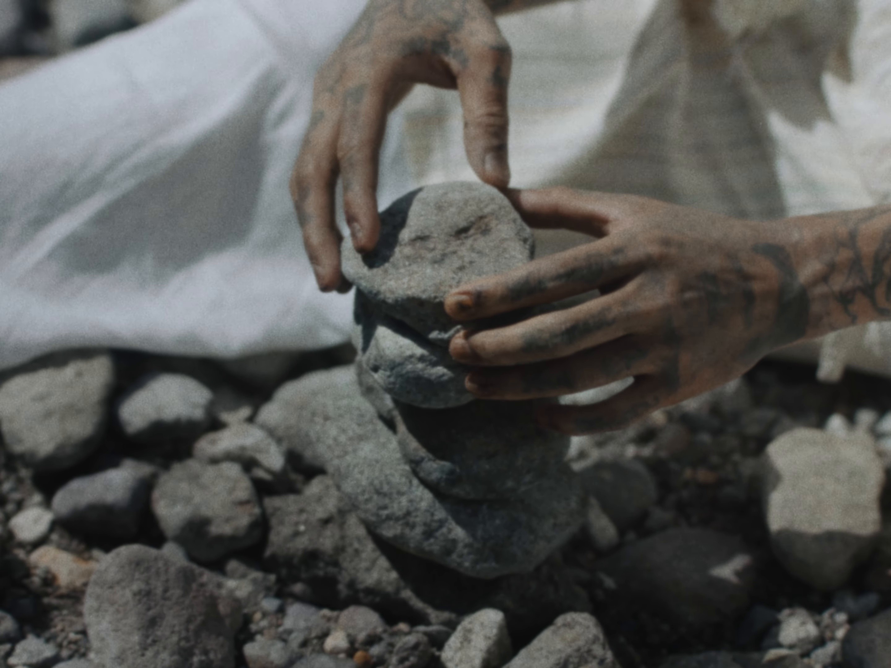 Shiawasettenani ? (2025) —  shot,  lighting