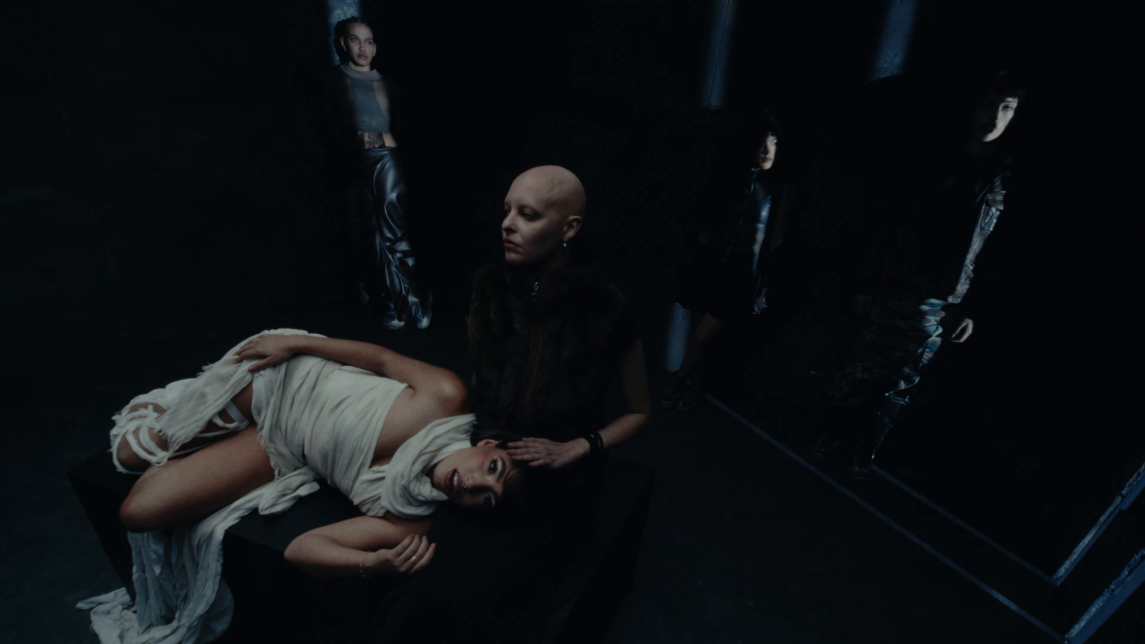 Bien de Amores (2025) —  shot,  lighting