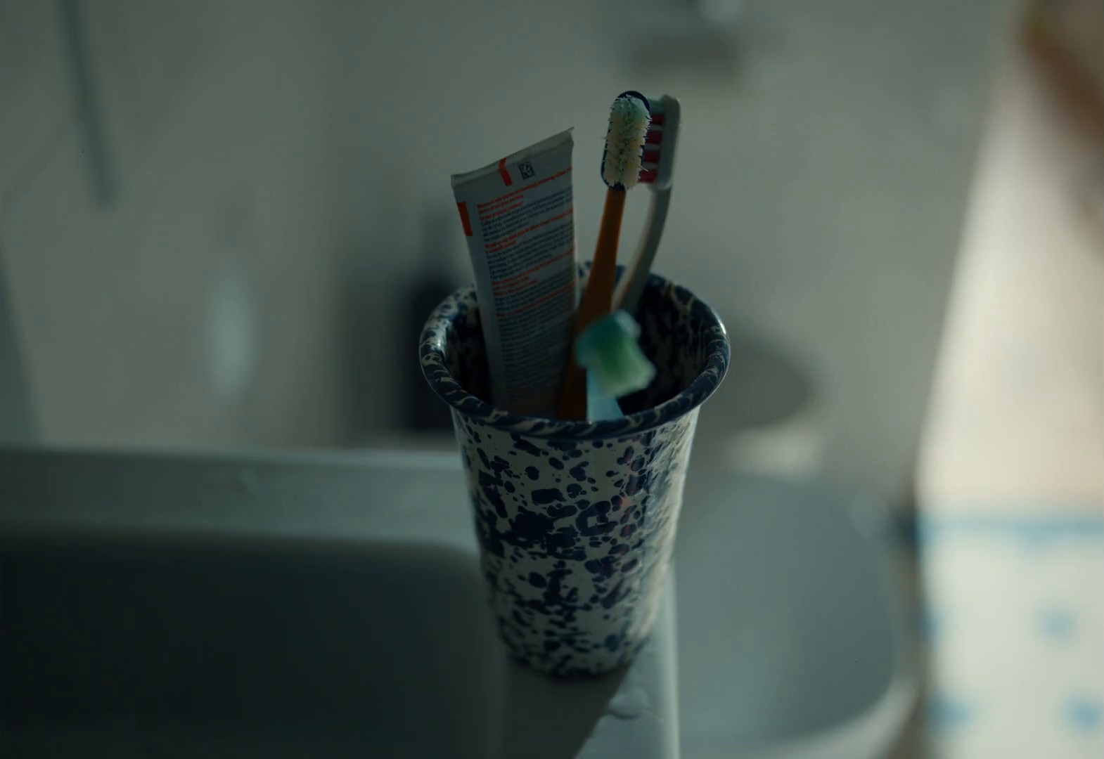 Dom musi mieć przestrzeń dla zrozumienia (2024) —  shot,  lighting