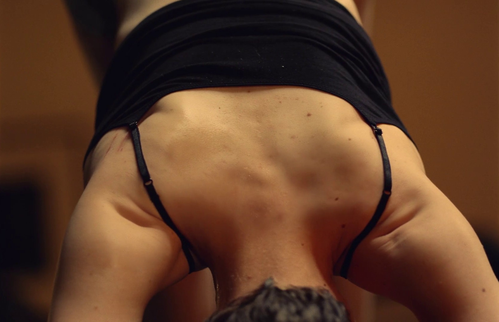 5 dollars (2018) —  shot,  lighting