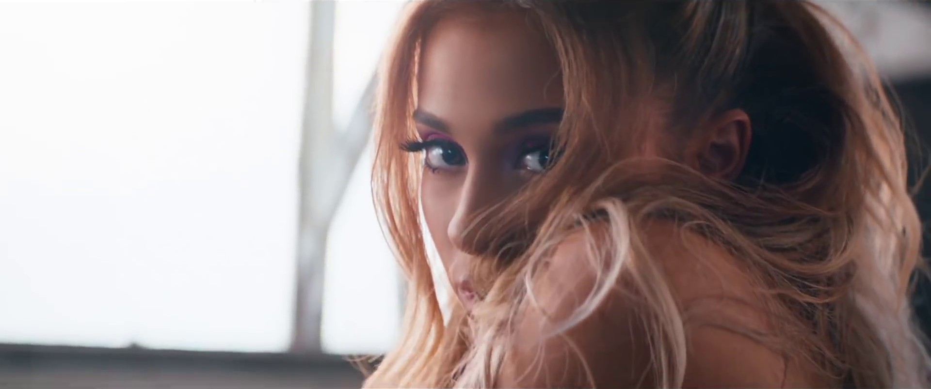 Side to Side (2016) —  shot,  lighting