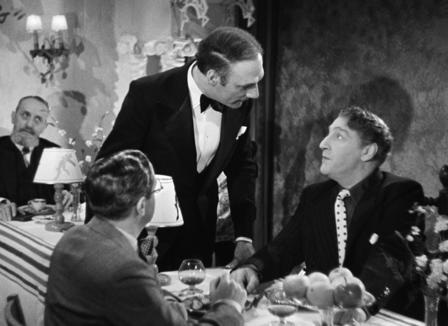 Ils étaient neuf célibataires (1939) —  shot,  lighting