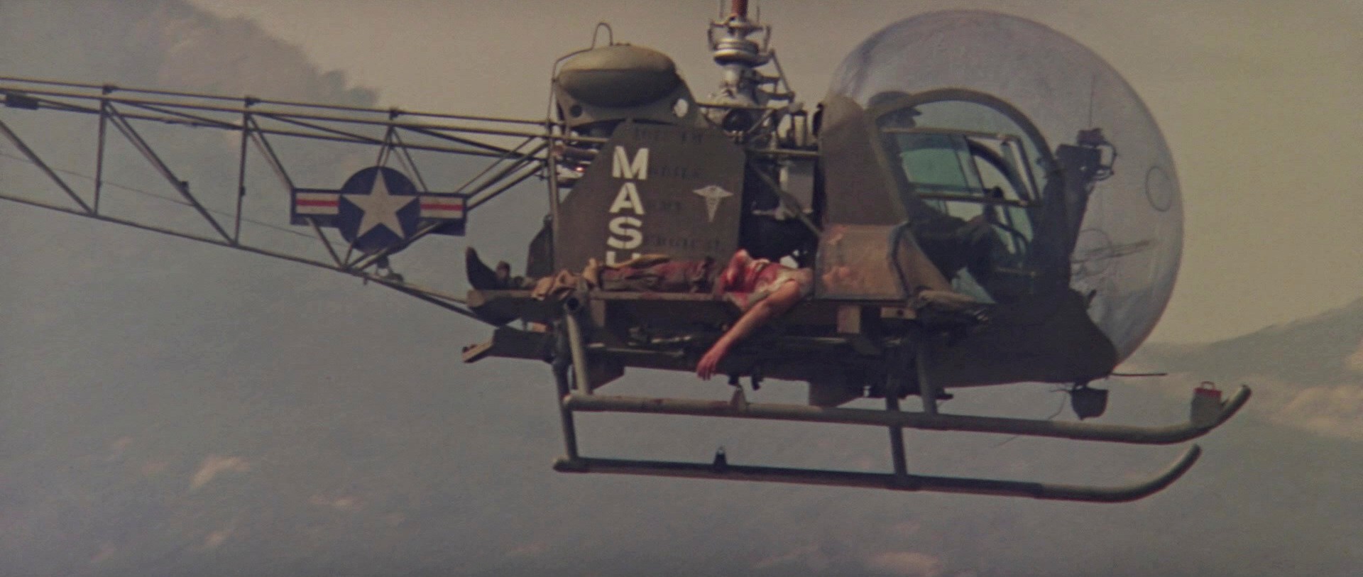 MASH (1970) —  shot,  lighting