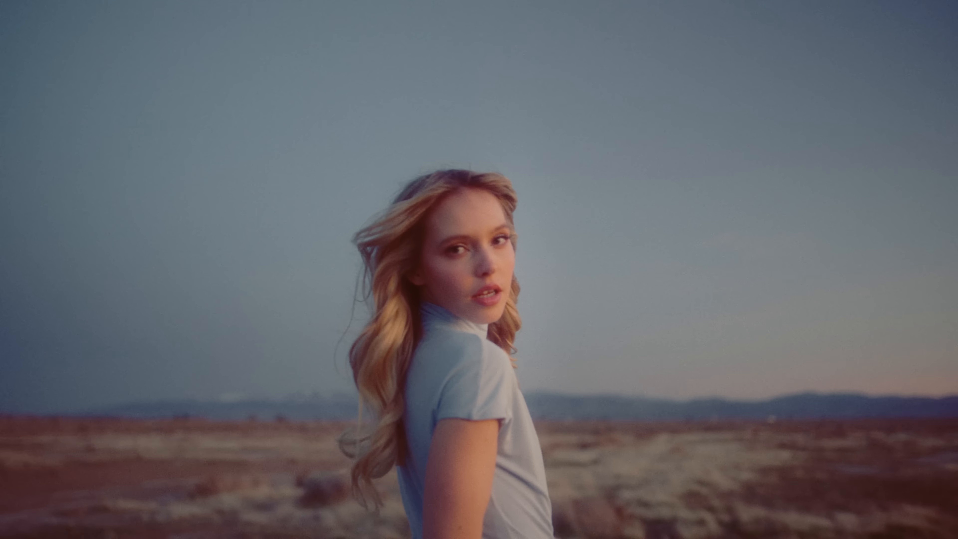 Sie weiß (Betty Draper) (2025) —  shot,  lighting