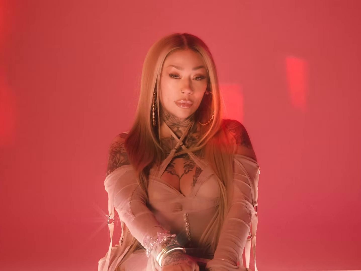 Weeds (2025) —  shot,  lighting