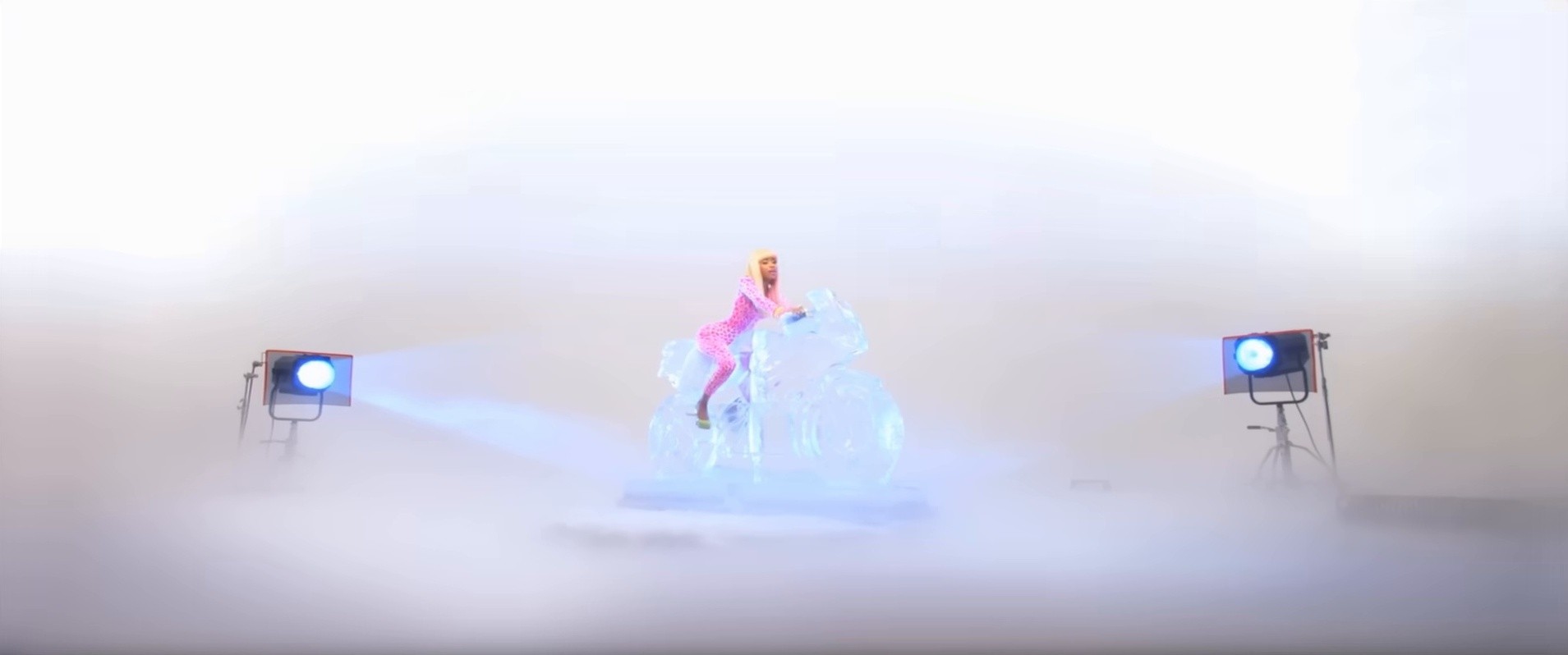 Super Bass (2011) —  shot,  lighting