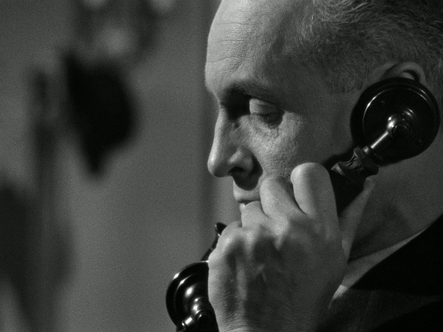 So Dark the Night (1946) —  shot,  lighting