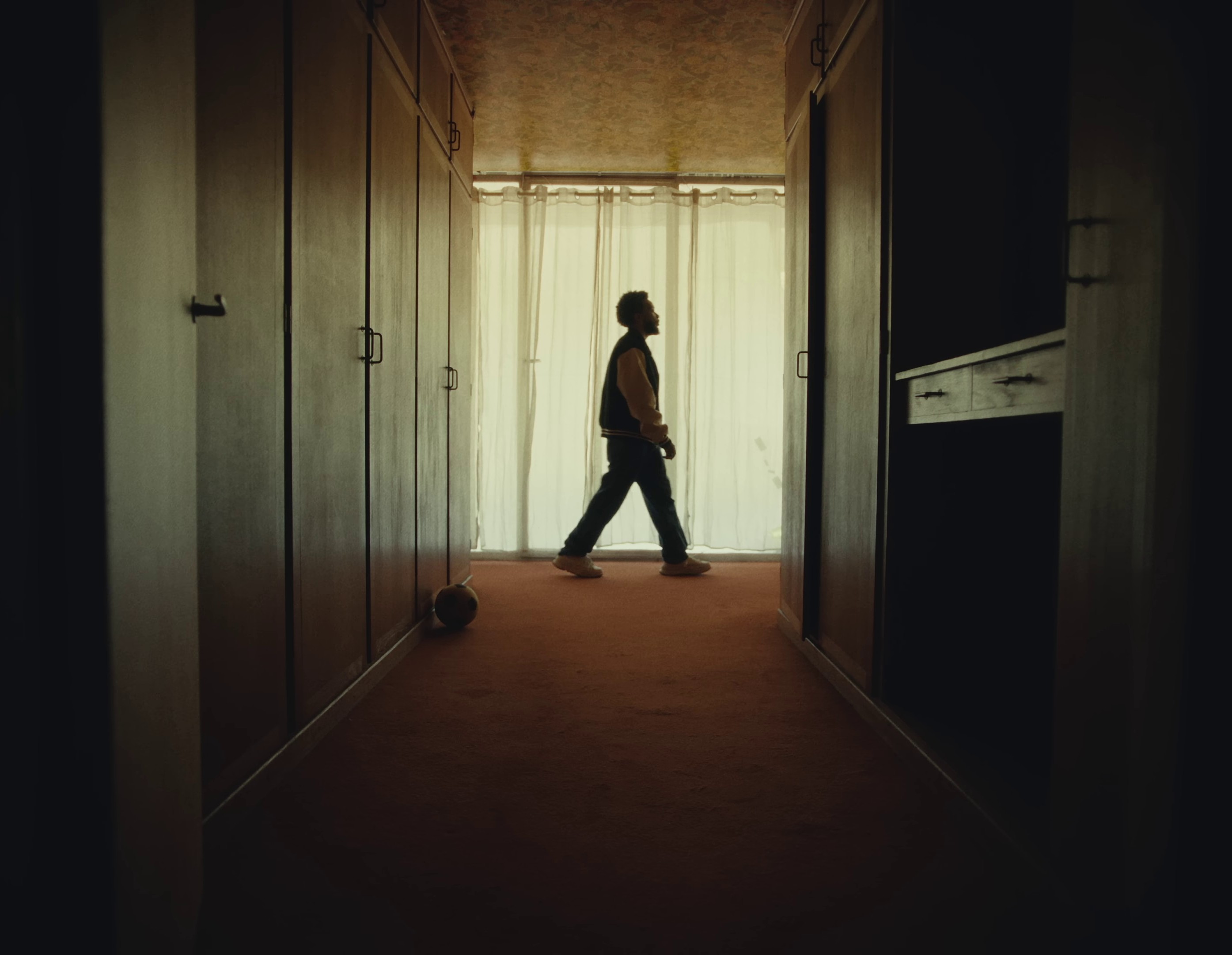 Je reste là (2023) —  shot,  lighting