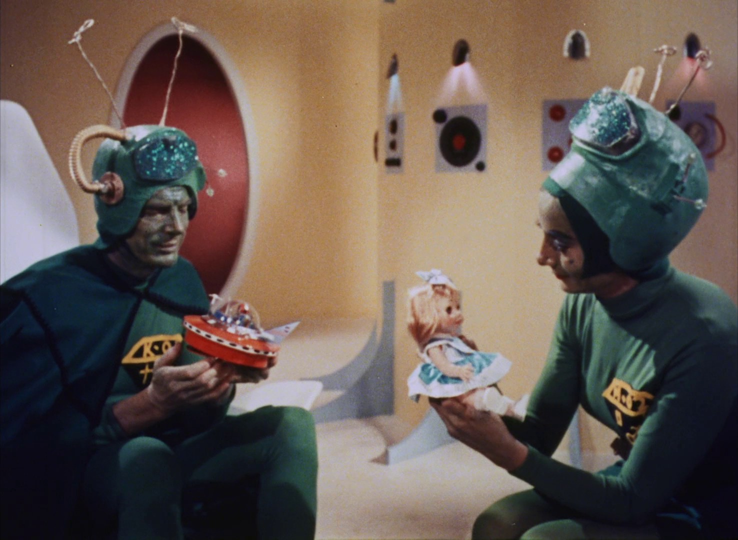 Santa Claus Conquers the Martians (1964) —  shot,  lighting