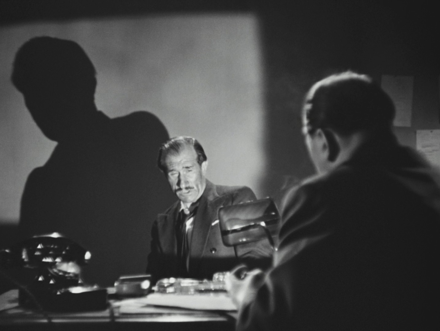 The Murderer Lives at Number 21 (1942) —  shot,  lighting