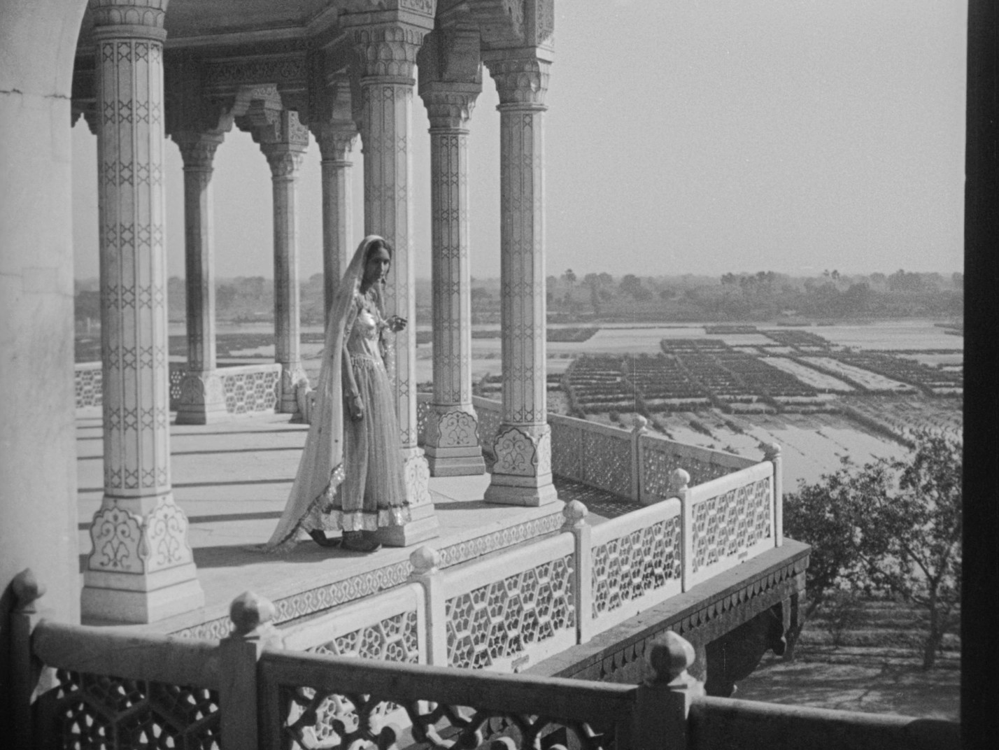 Shiraz (1928) —  shot,  lighting