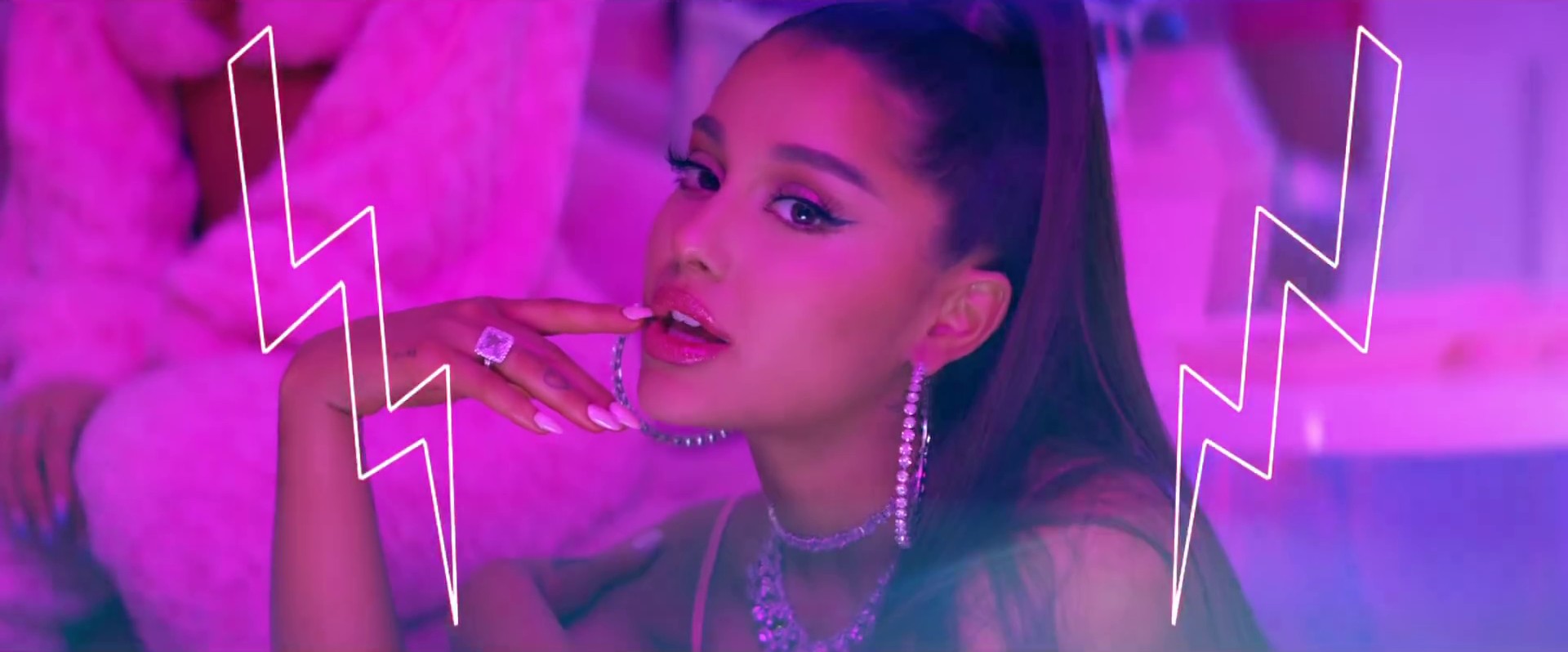 7 rings (2019) —  shot,  lighting