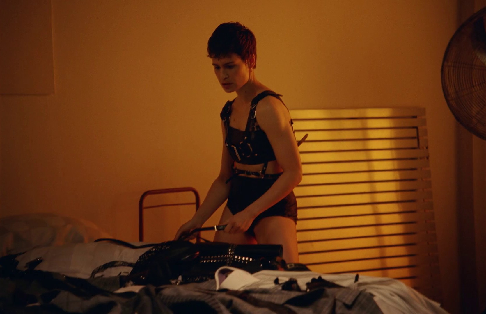 5 dollars (2018) —  shot,  lighting