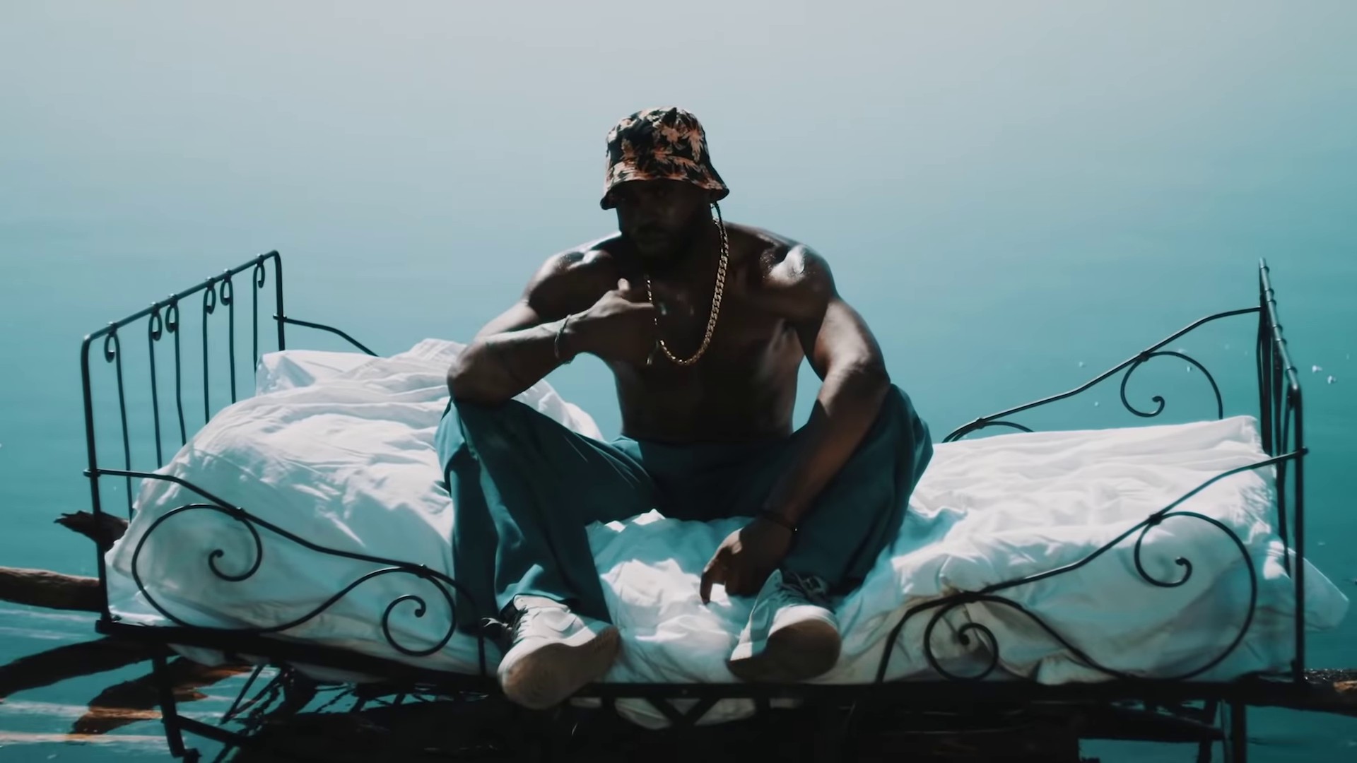 MONTRE (2020) —  shot,  lighting