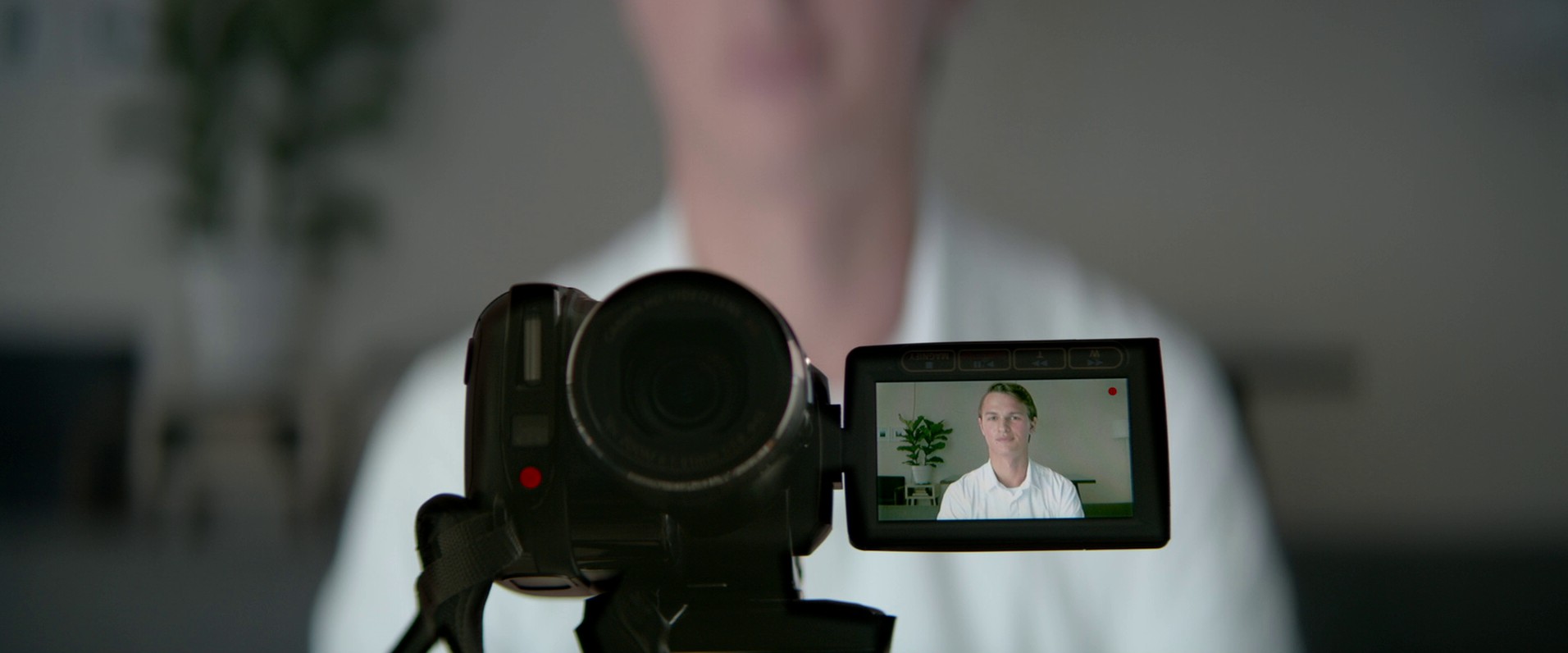 Jonathan (2018) —  shot,  lighting