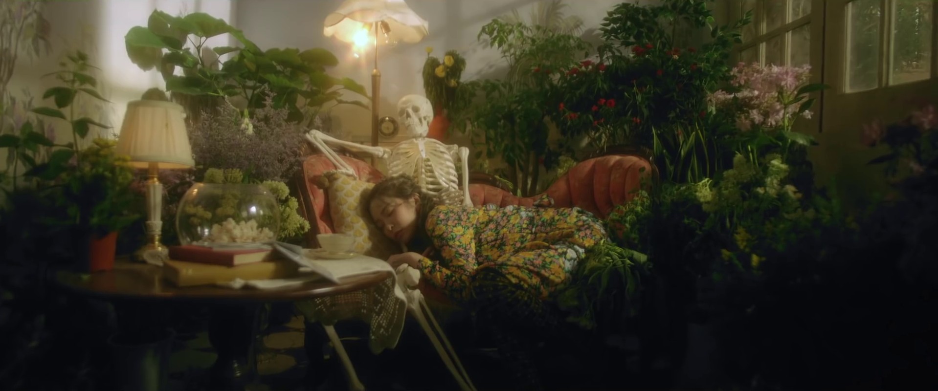 We don't talk together (2019) —  shot,  lighting