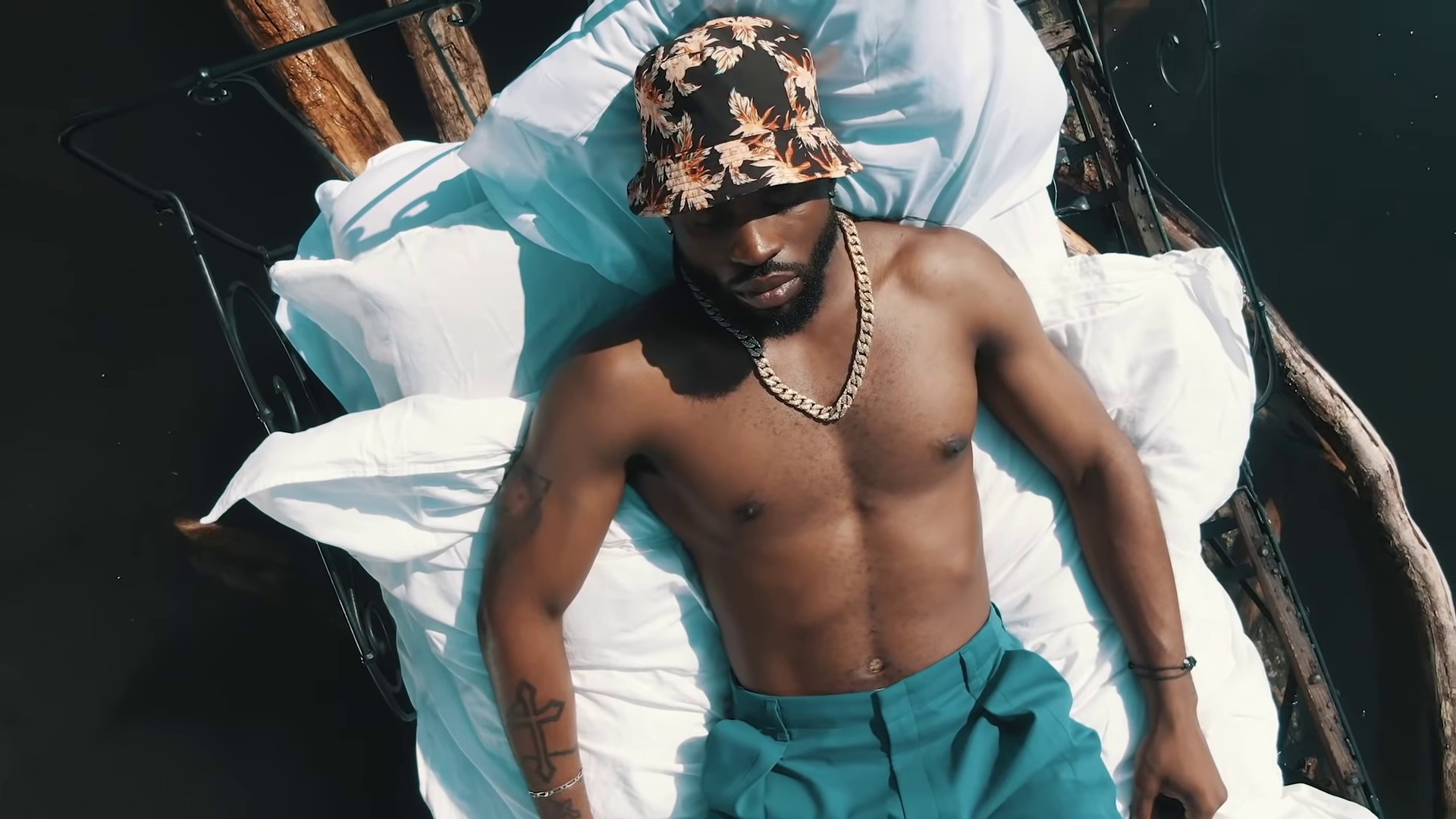 MONTRE (2020) —  shot,  lighting