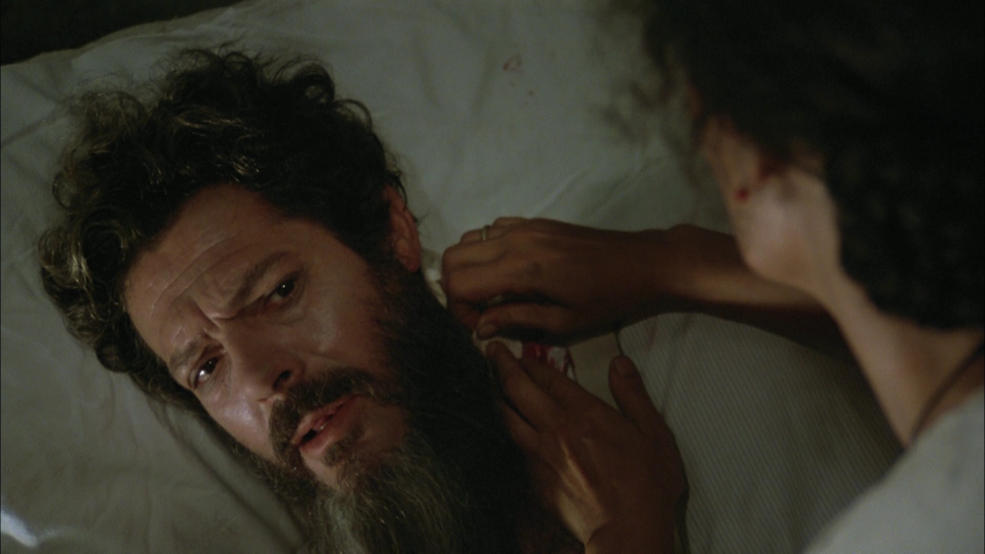 Fatto di sangue fra due uomini per causa di una vedova. Si sospettano moventi politici (1978) —  shot,  lighting