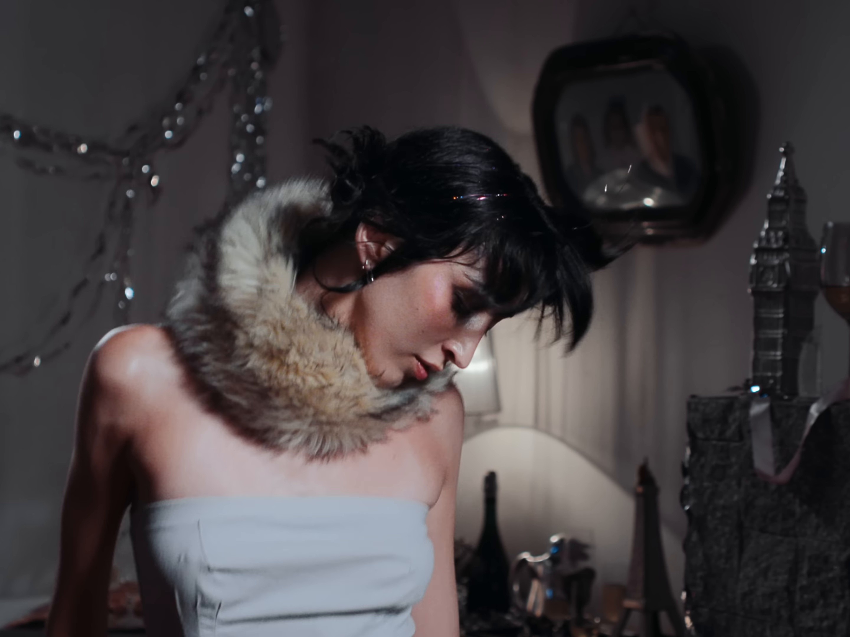 B.S.A.S. (Si Alguna Vez te Sentís Sola de Noche) (2025) —  shot,  lighting