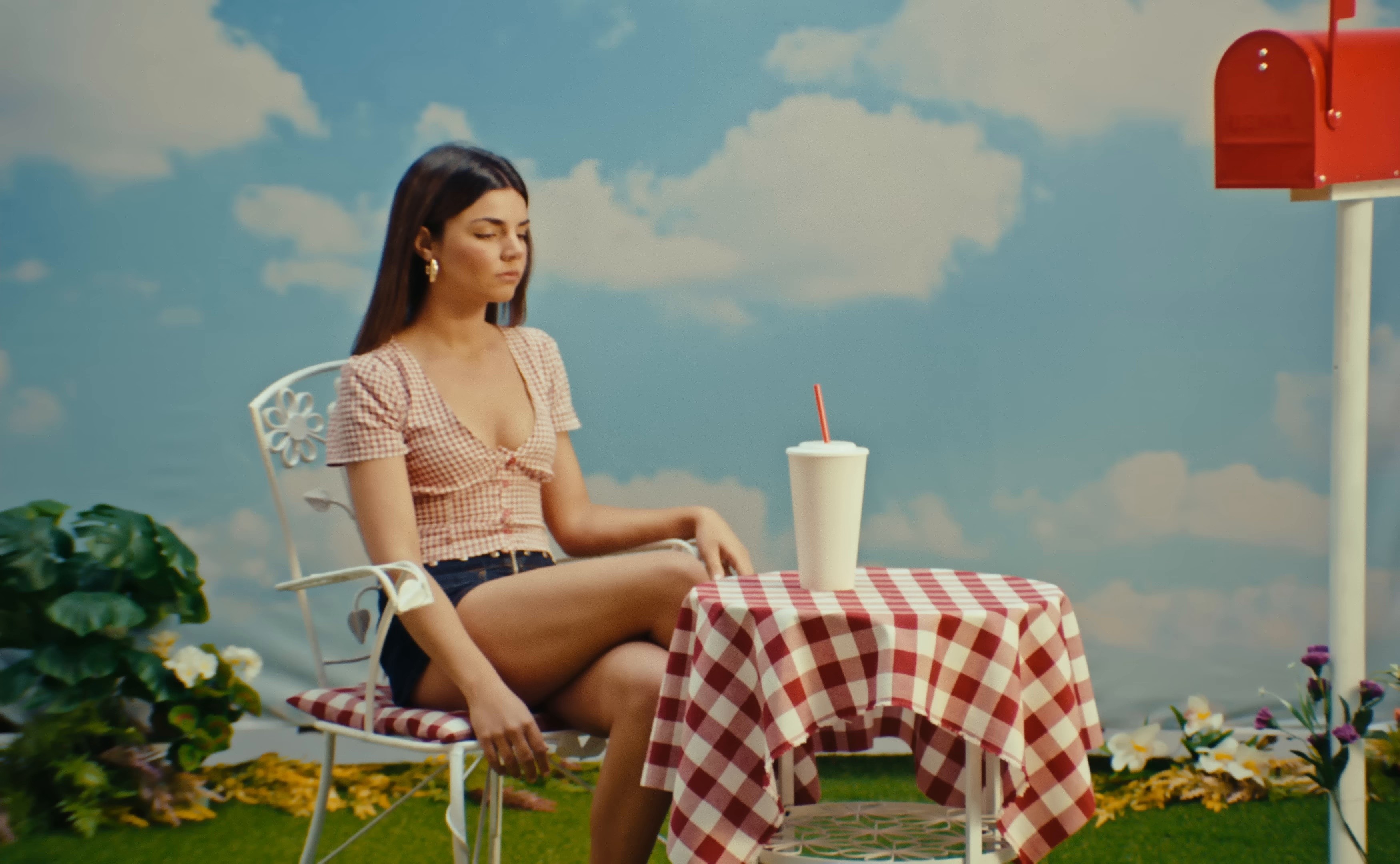 en mi balcon (2025) —  shot,  lighting