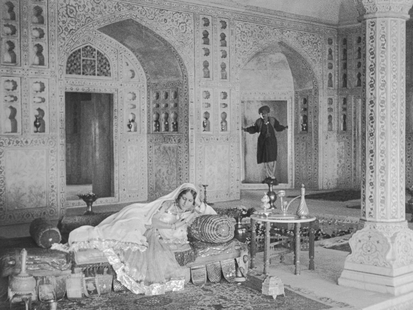 Shiraz (1928) —  shot,  lighting