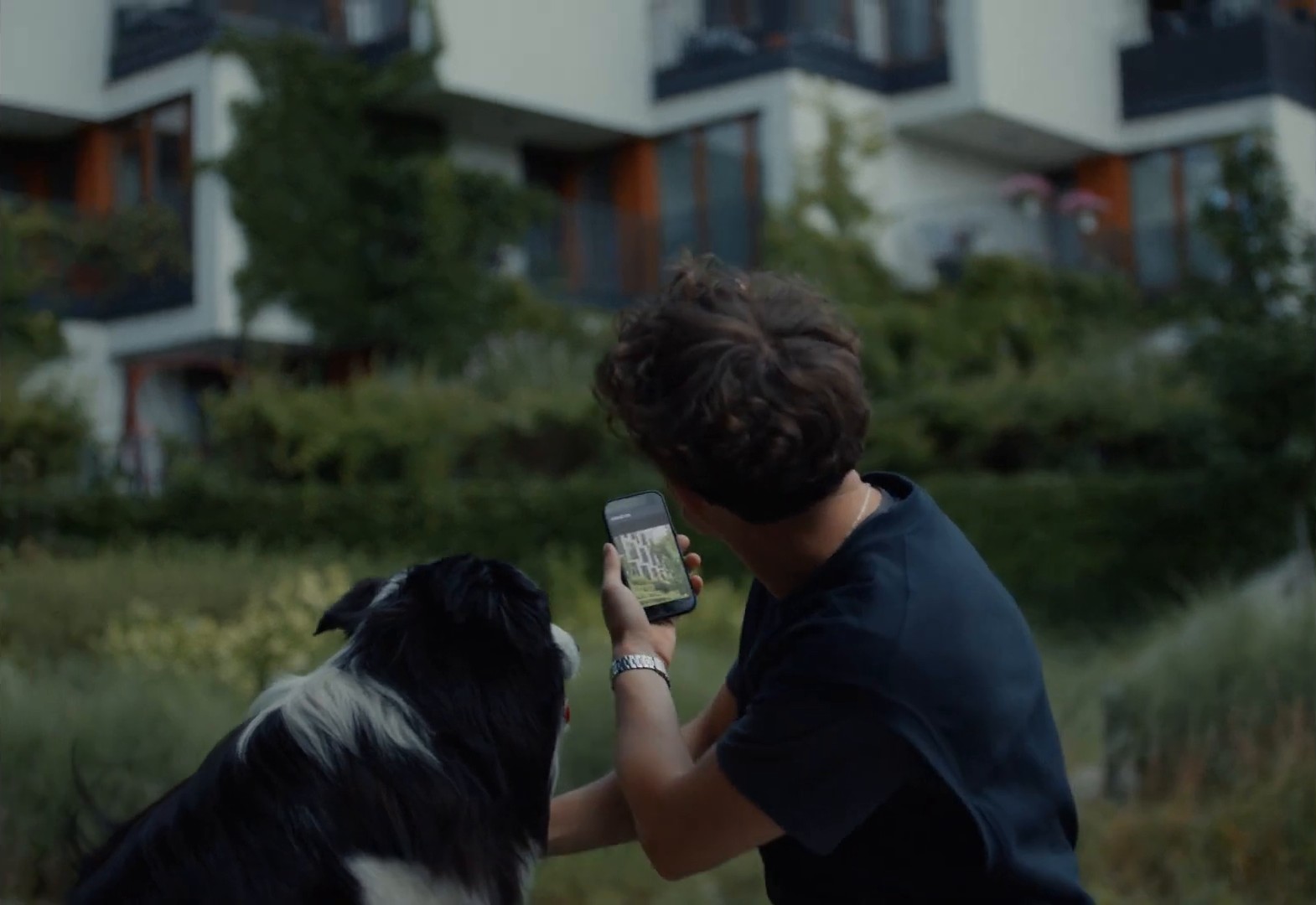 Dom jest wtedy, gdy ludzie i zwierzęta wspólnie mogą oswajać swój świat (2024) —  shot,  lighting