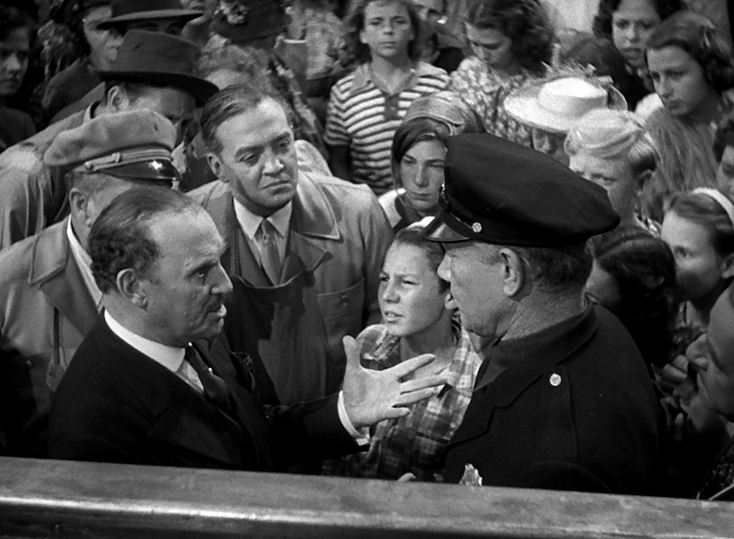 Christmas in July (1940) —  shot,  lighting