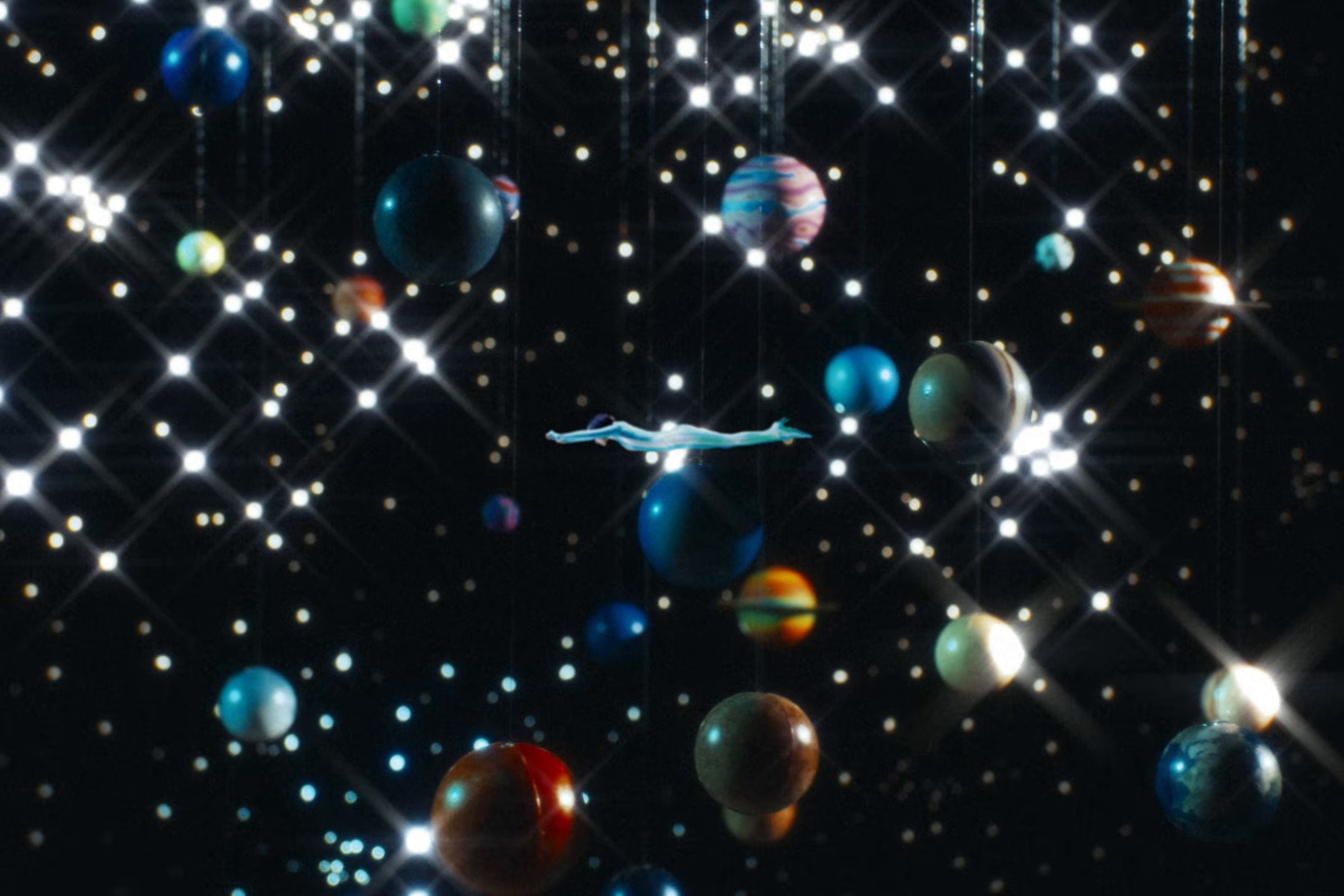 「ピカレスクヒーロー」 (2026) —  shot,  lighting