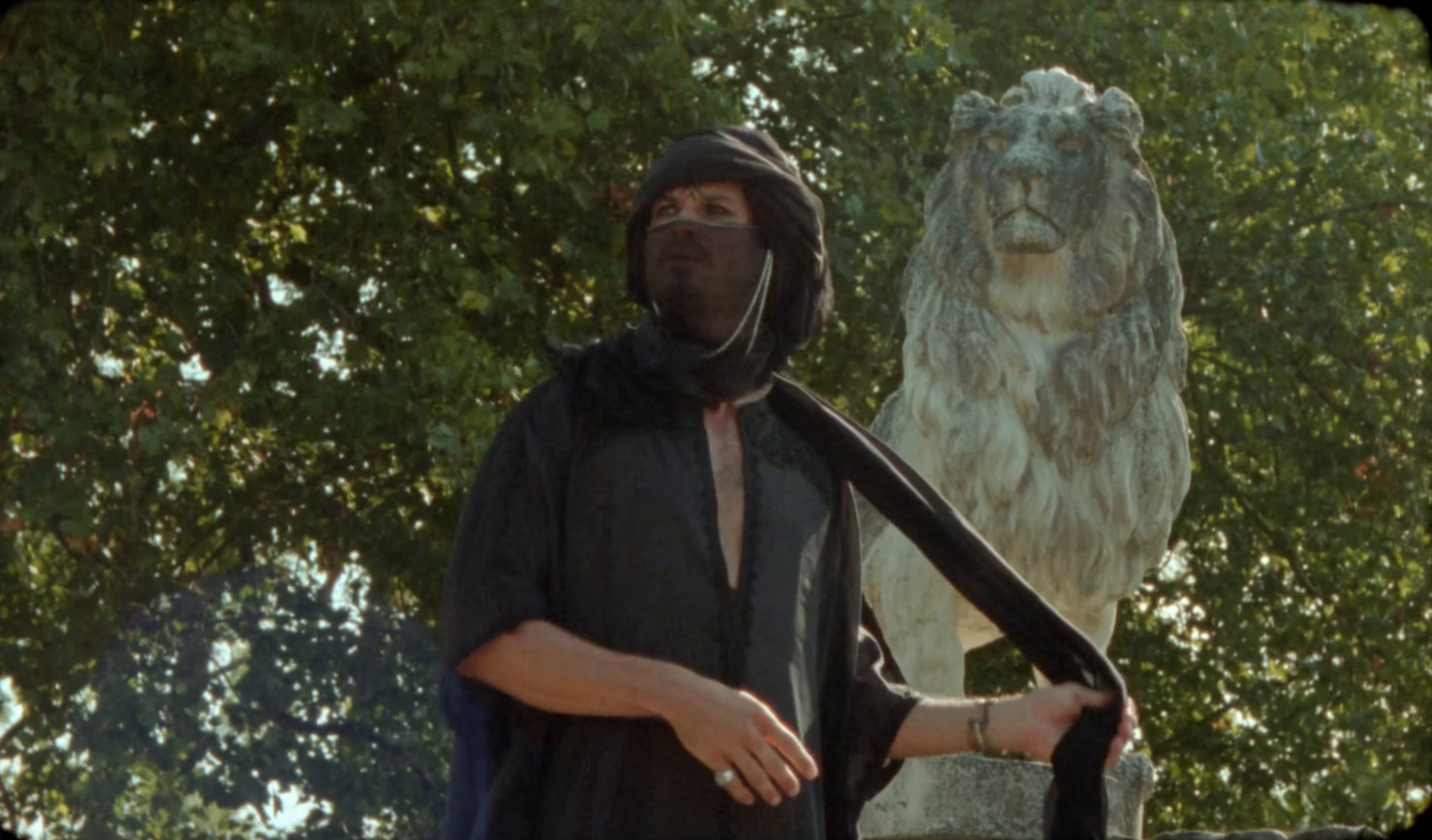 Donne-moi une chambre orientale (2020) —  shot,  lighting