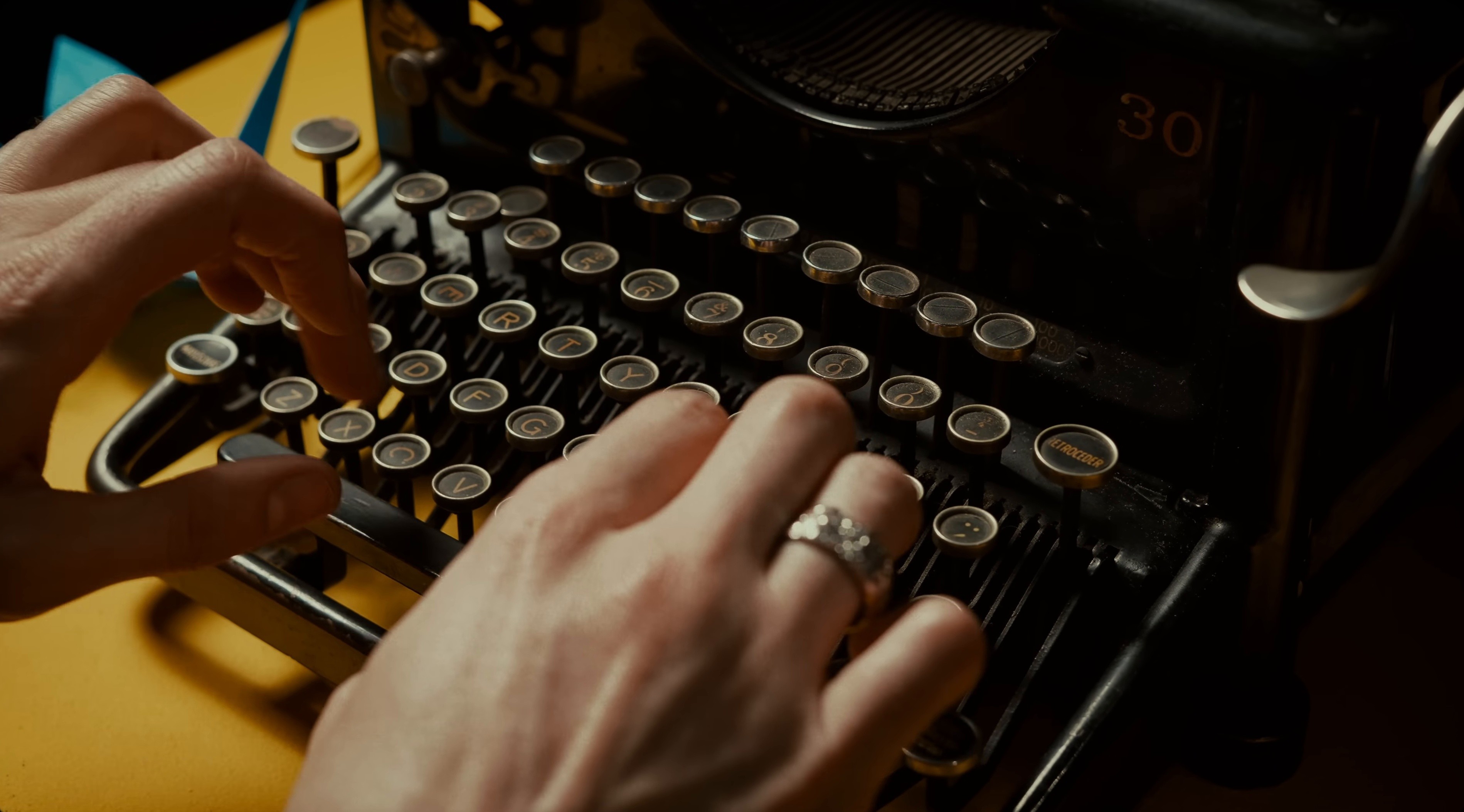 Tú Escríbeme (2025) —  shot,  lighting