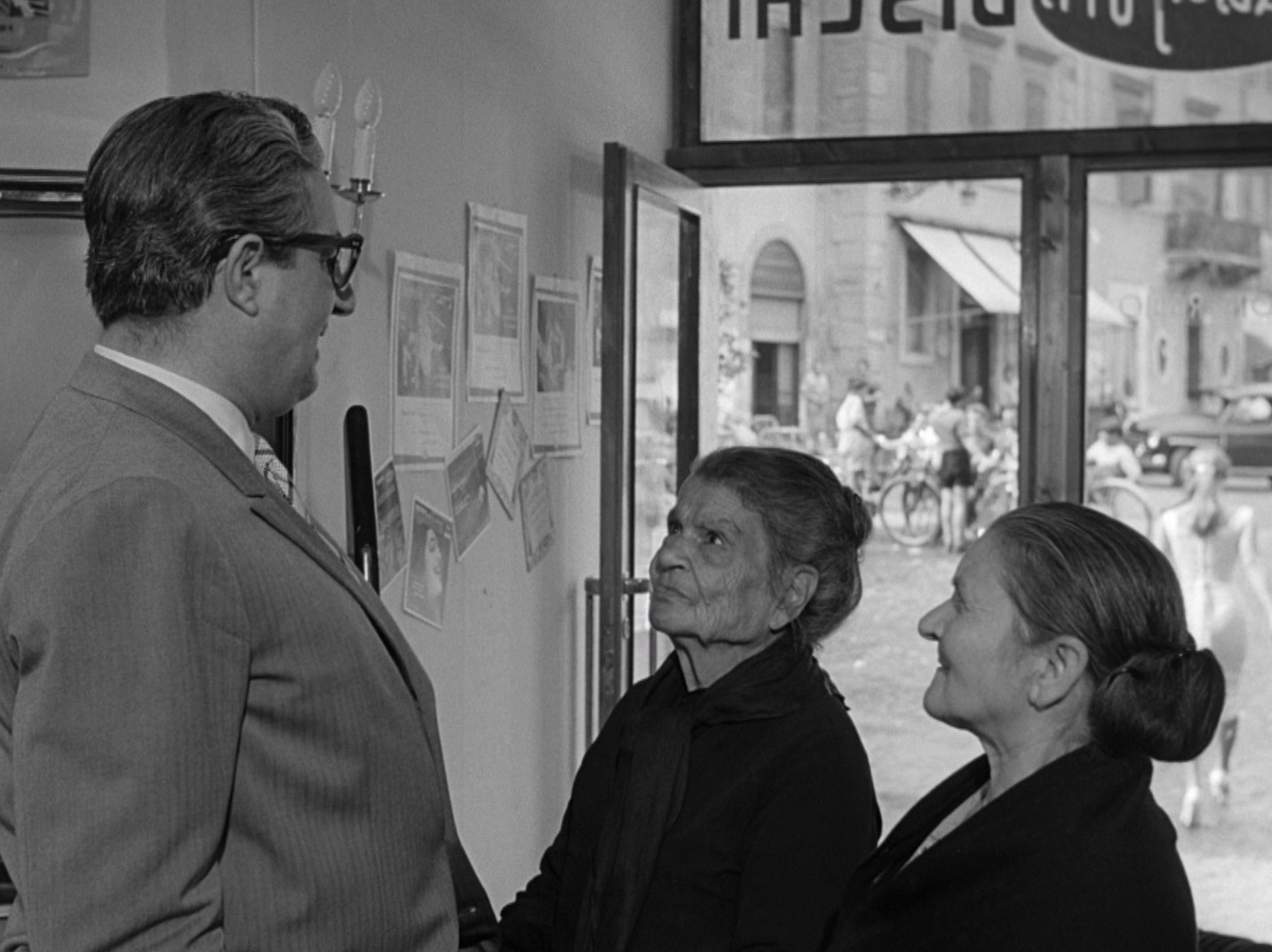 Poor, But Handsome (1957) —  shot,  lighting