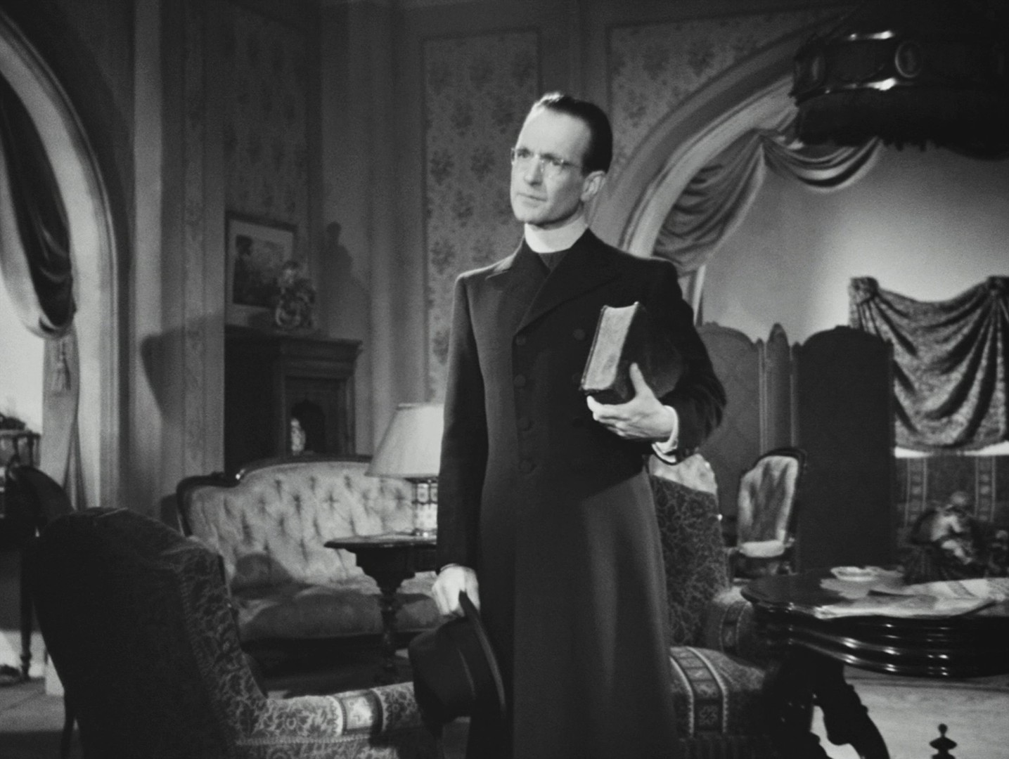 The Murderer Lives at Number 21 (1942) —  shot,  lighting