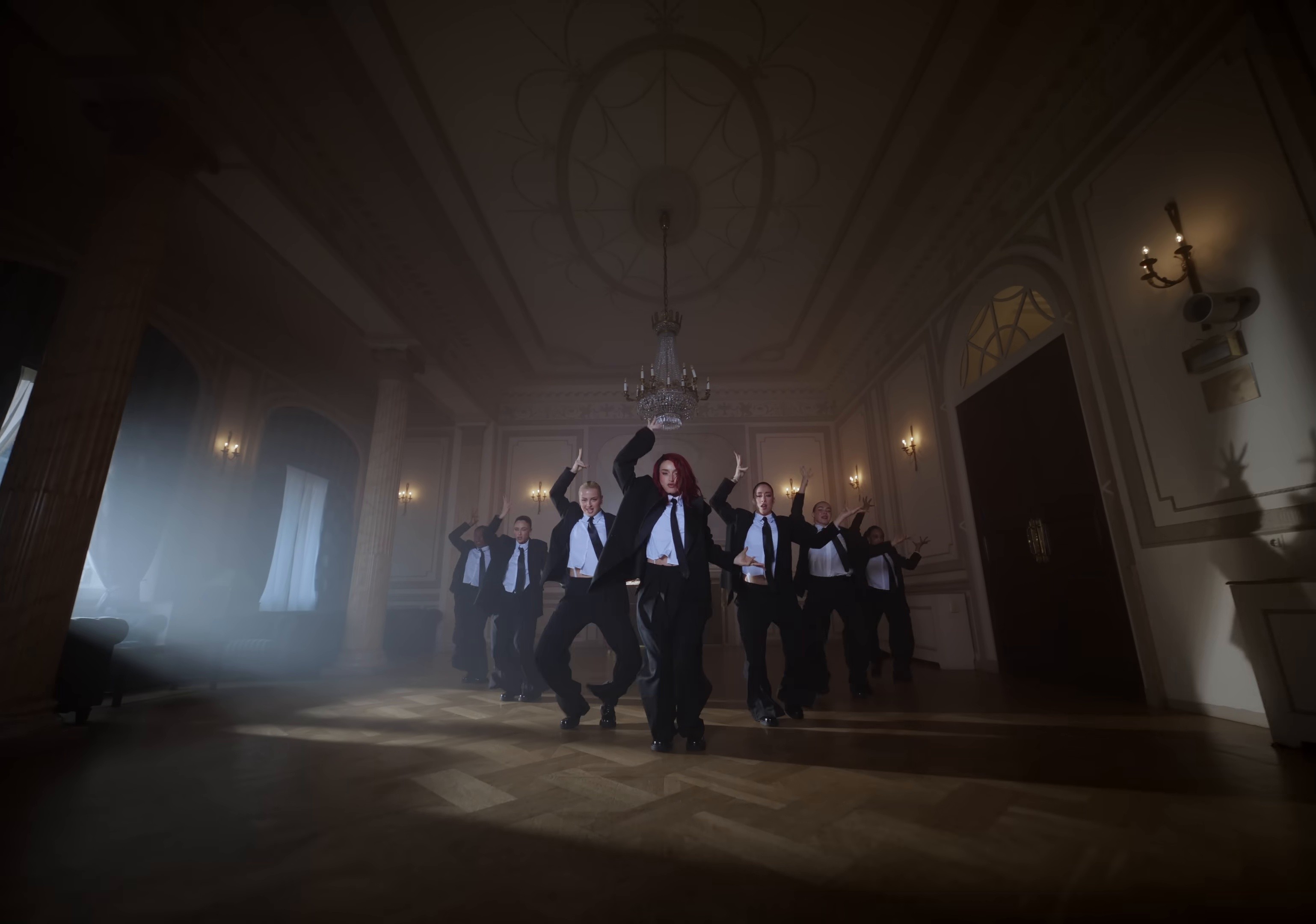 LA REINA (REMIX) (2025) —  shot,  lighting