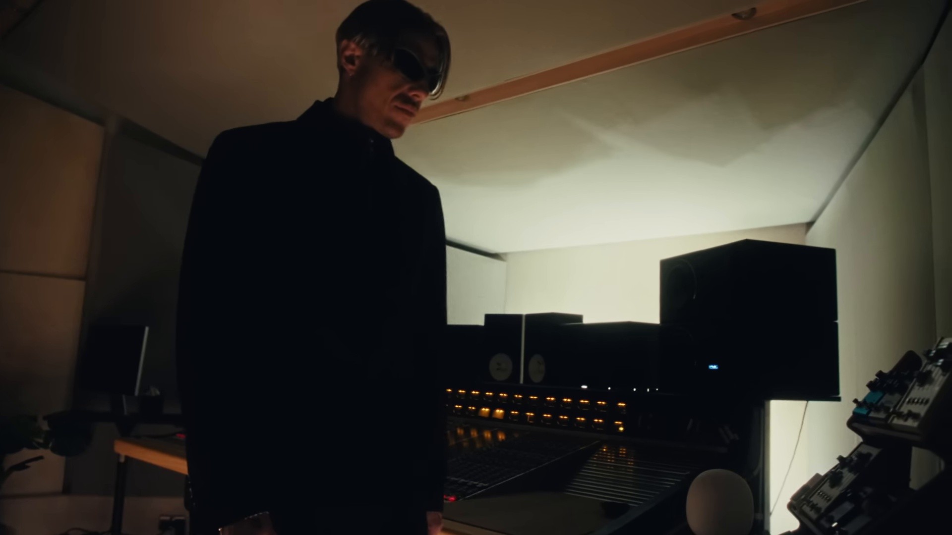 I HEART YOU (2025) —  shot,  lighting