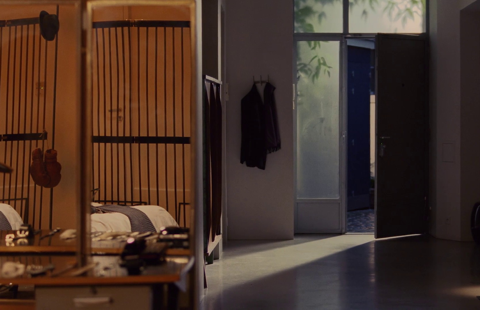 5 dollars (2018) —  shot,  lighting