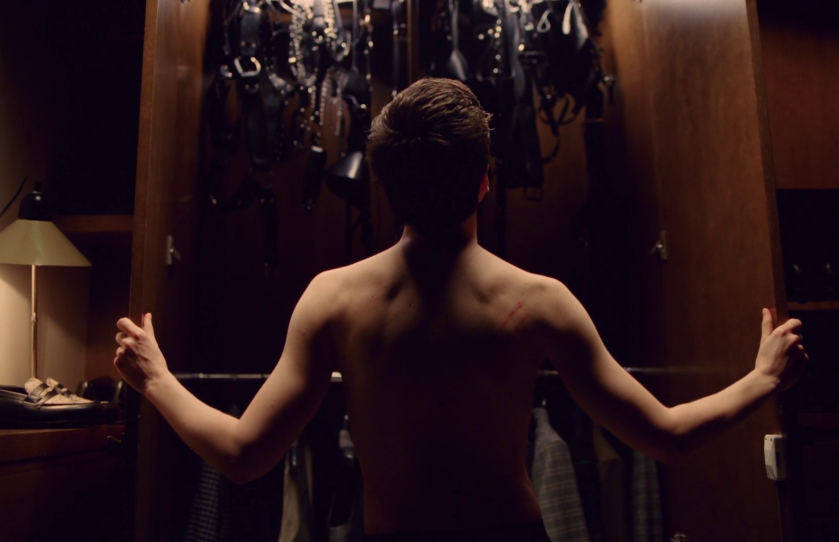 5 dollars (2018) —  shot,  lighting